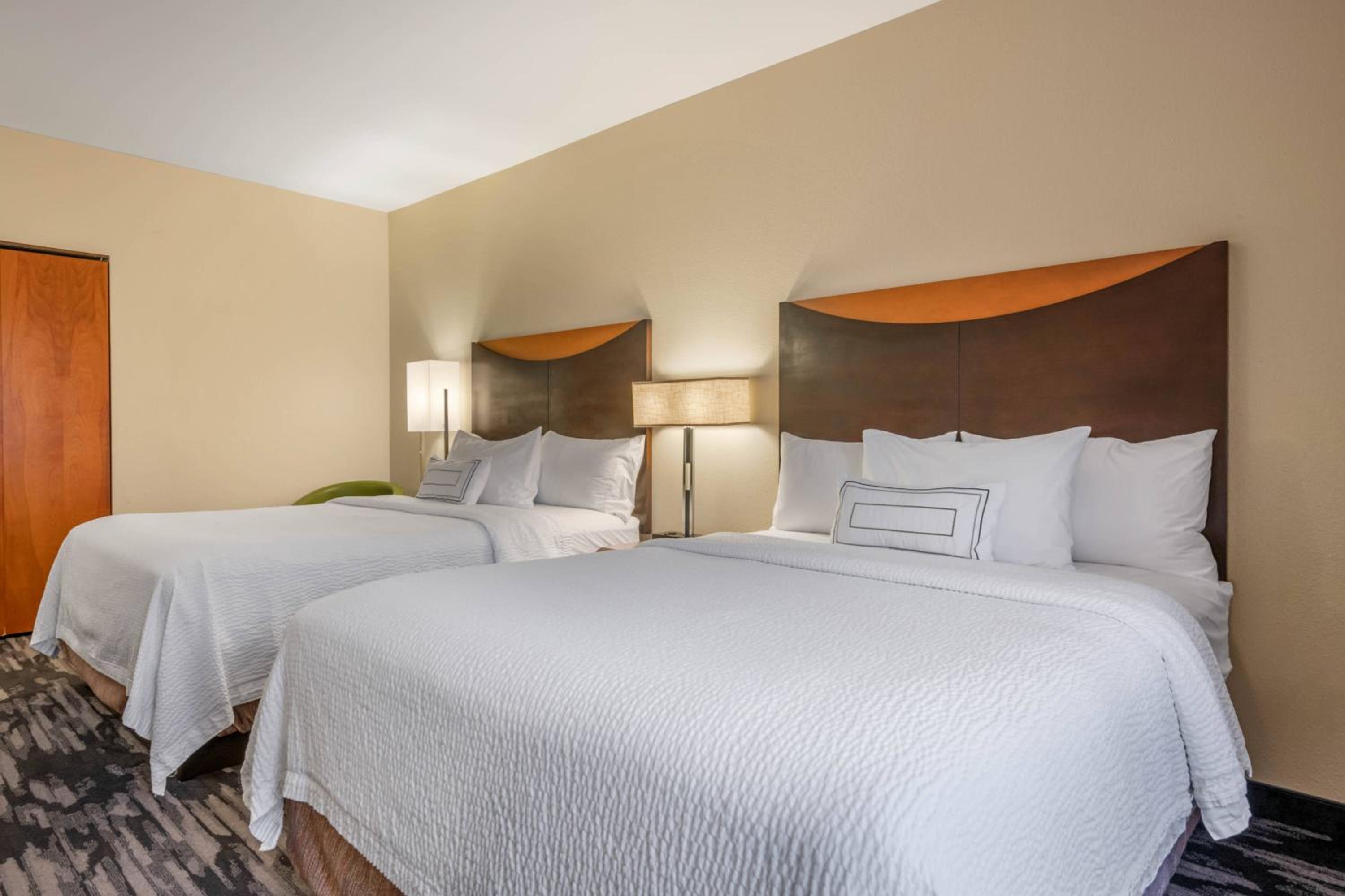 Queen Room with Two Queen Beds - Photo 2