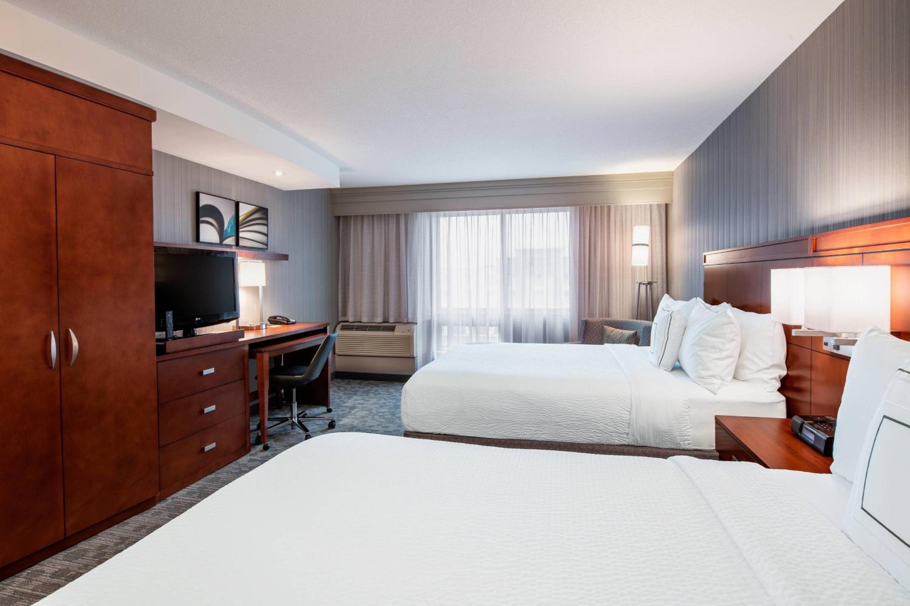 Queen Room with Two Queen Beds - Photo 4