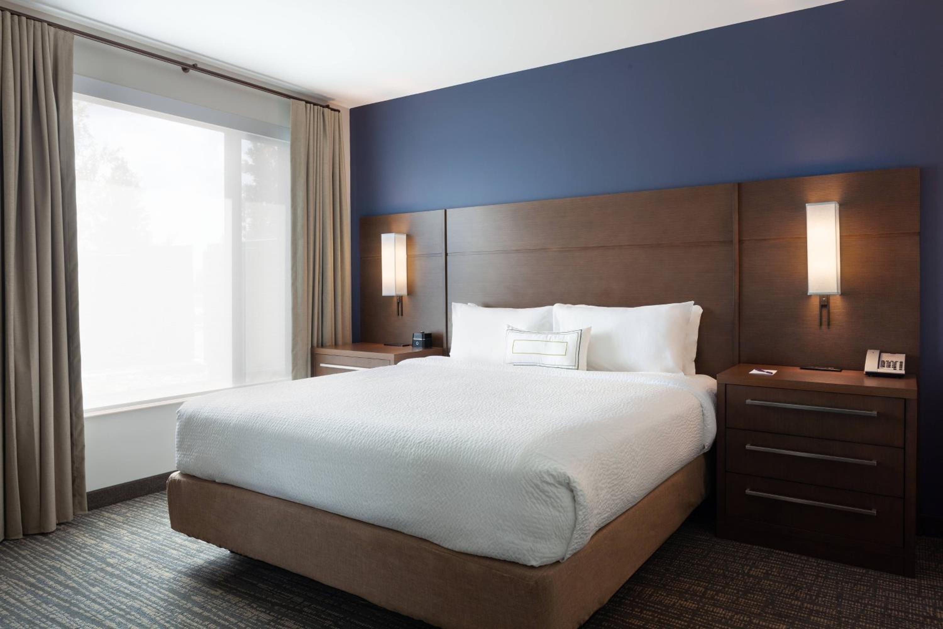 King Studio Suite with Roll-In Shower - Mobility Accessible