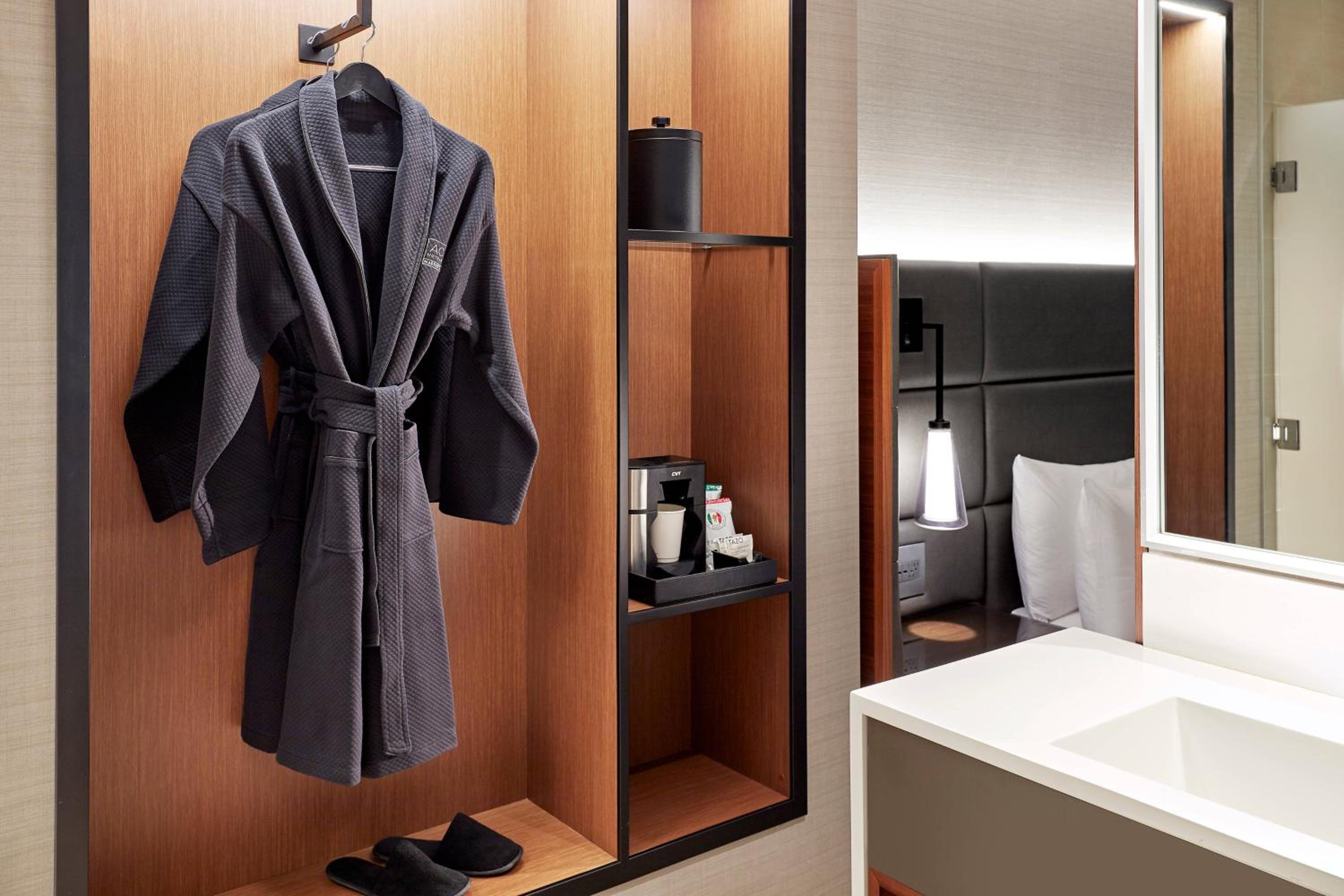 Suite, 1 King, Sofa bed - Photo 4