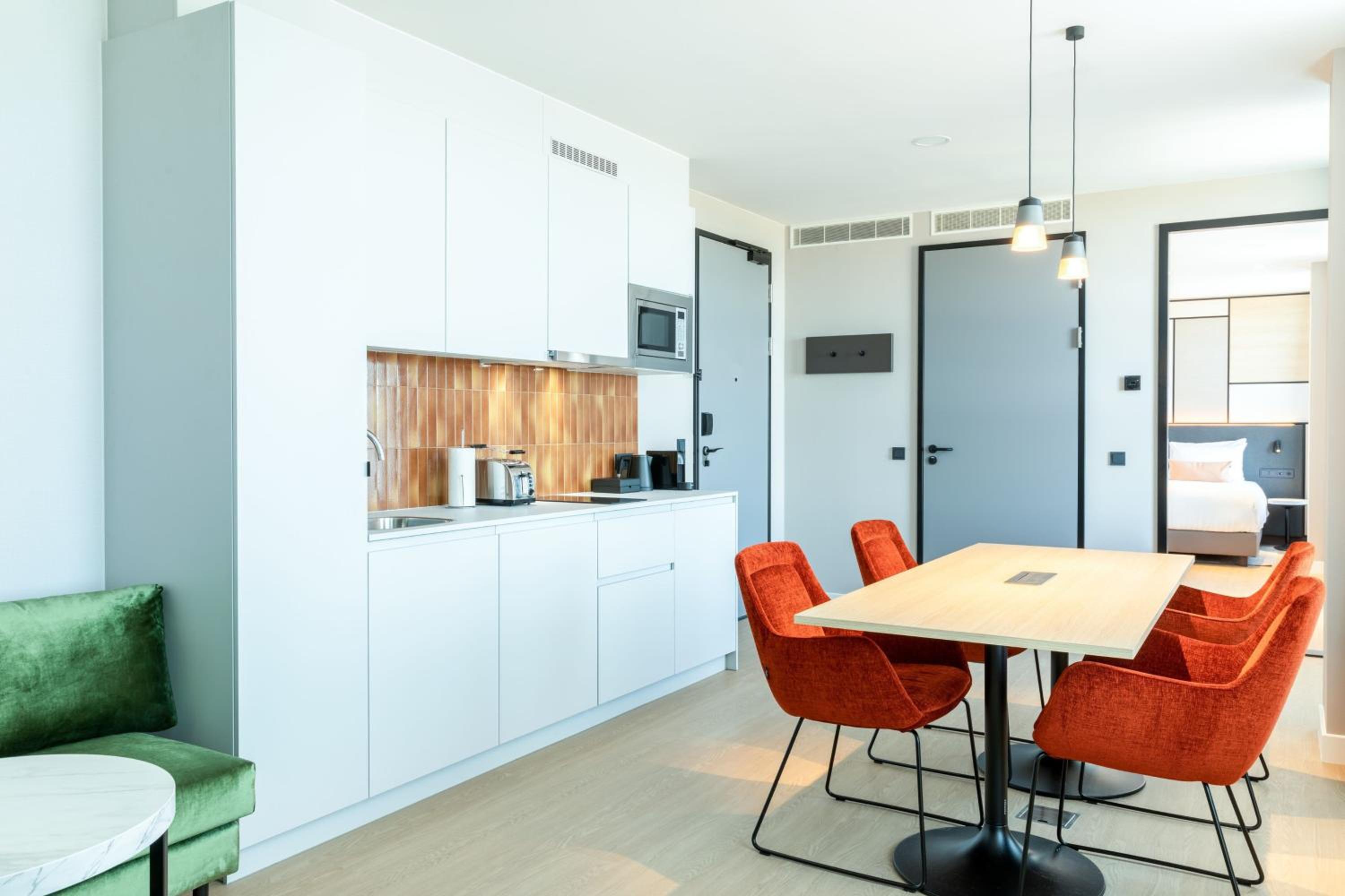 One-Bedroom King Apartment with Skyline View photo 3