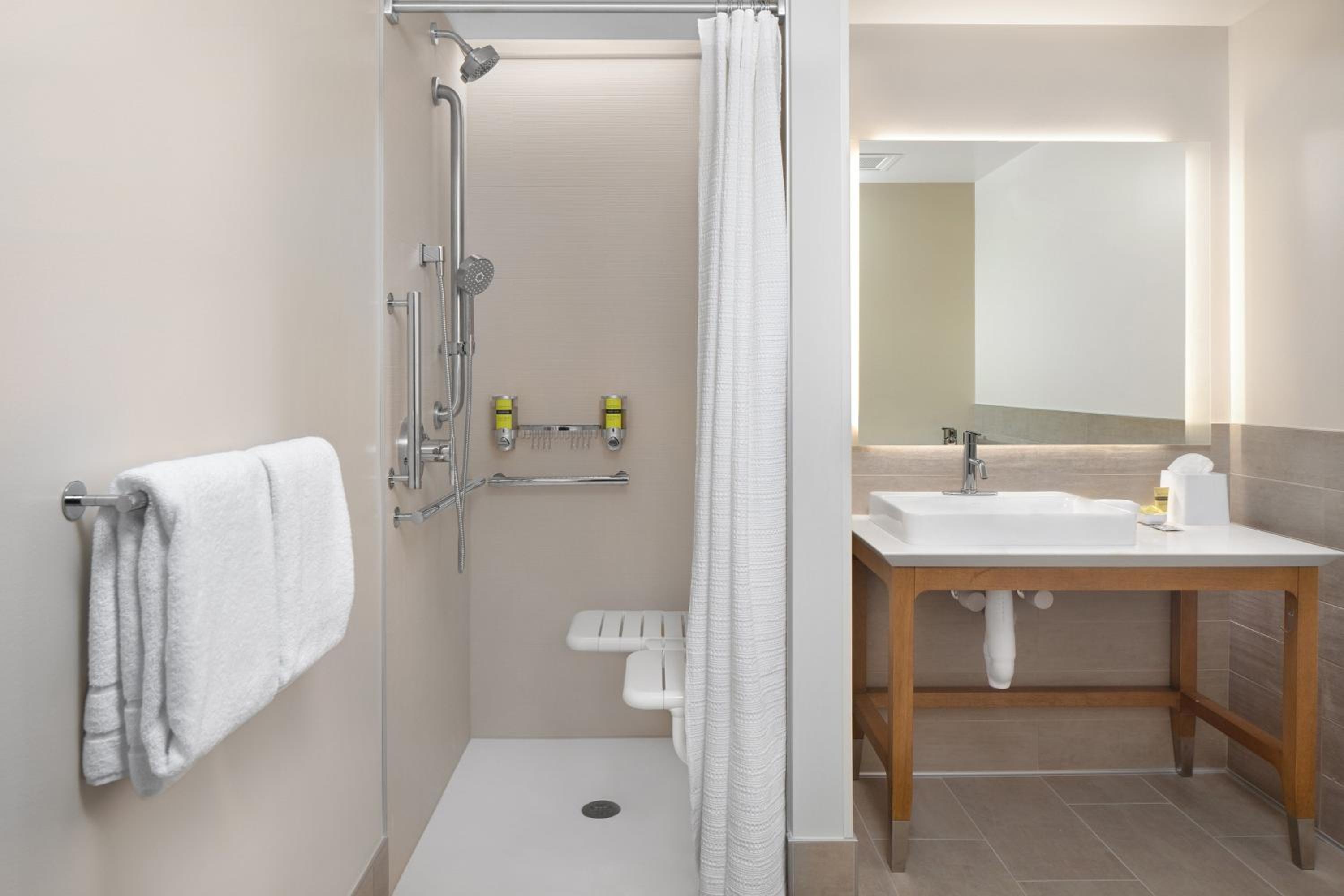 Deluxe King Room - Hearing Accessible