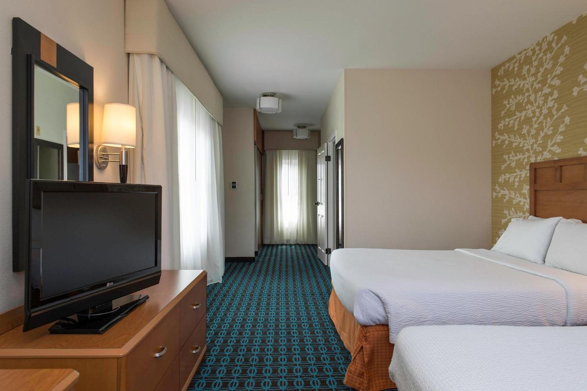 Queen Room with Two Queen Beds - Photo 2
