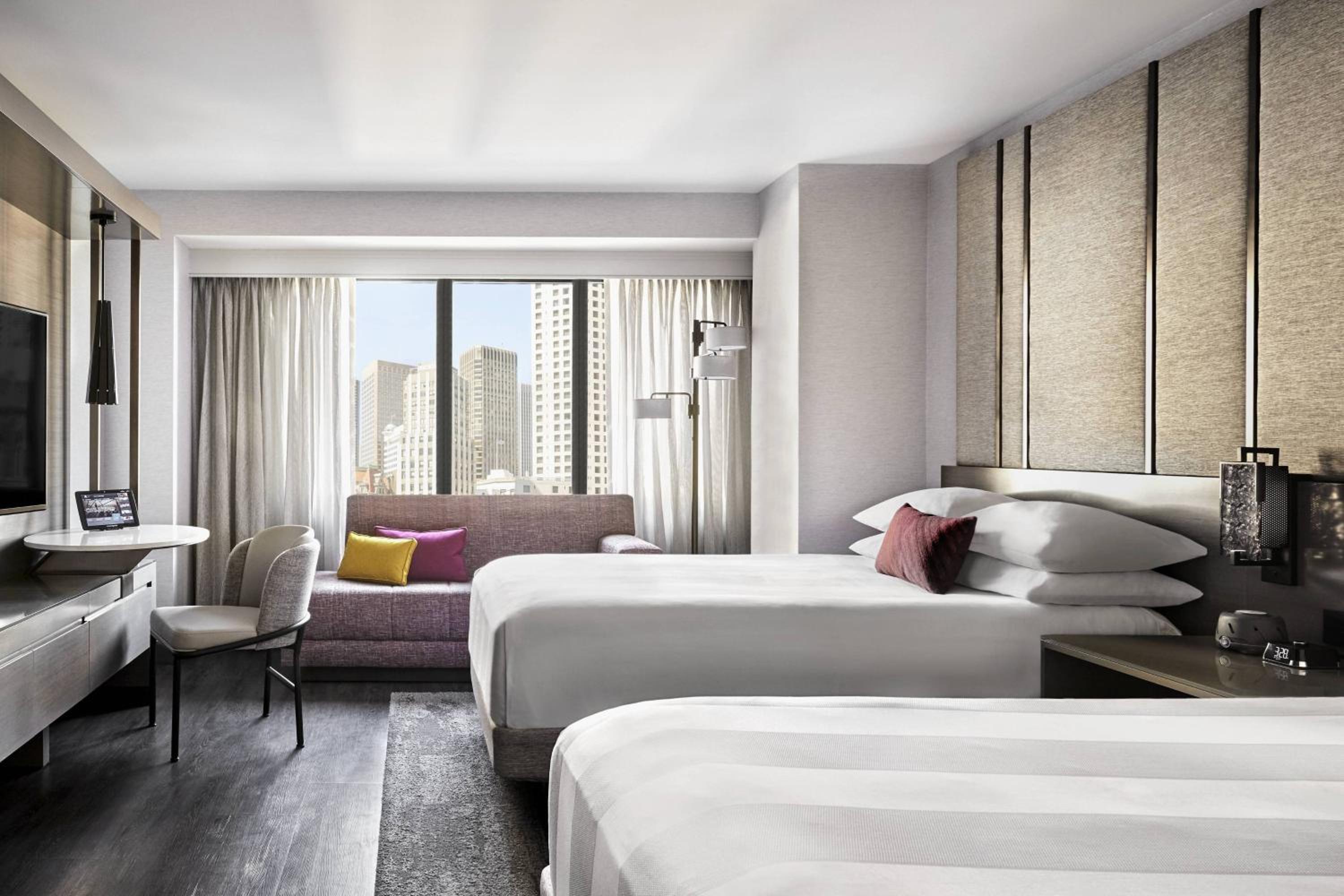 Double Room with Two Double Beds and City View  - Photo 1