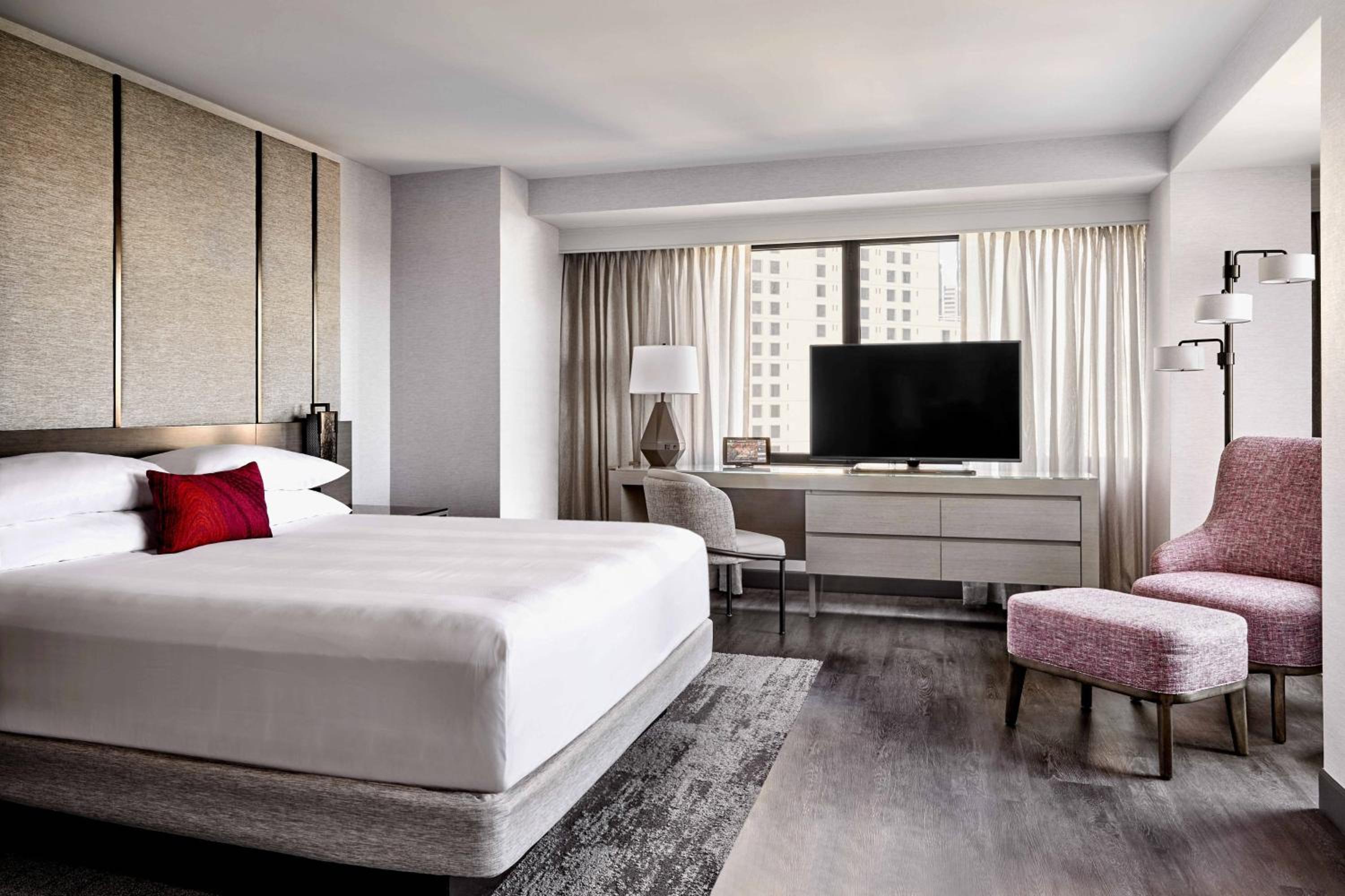 Deluxe Corner King Room with City View - Photo 1