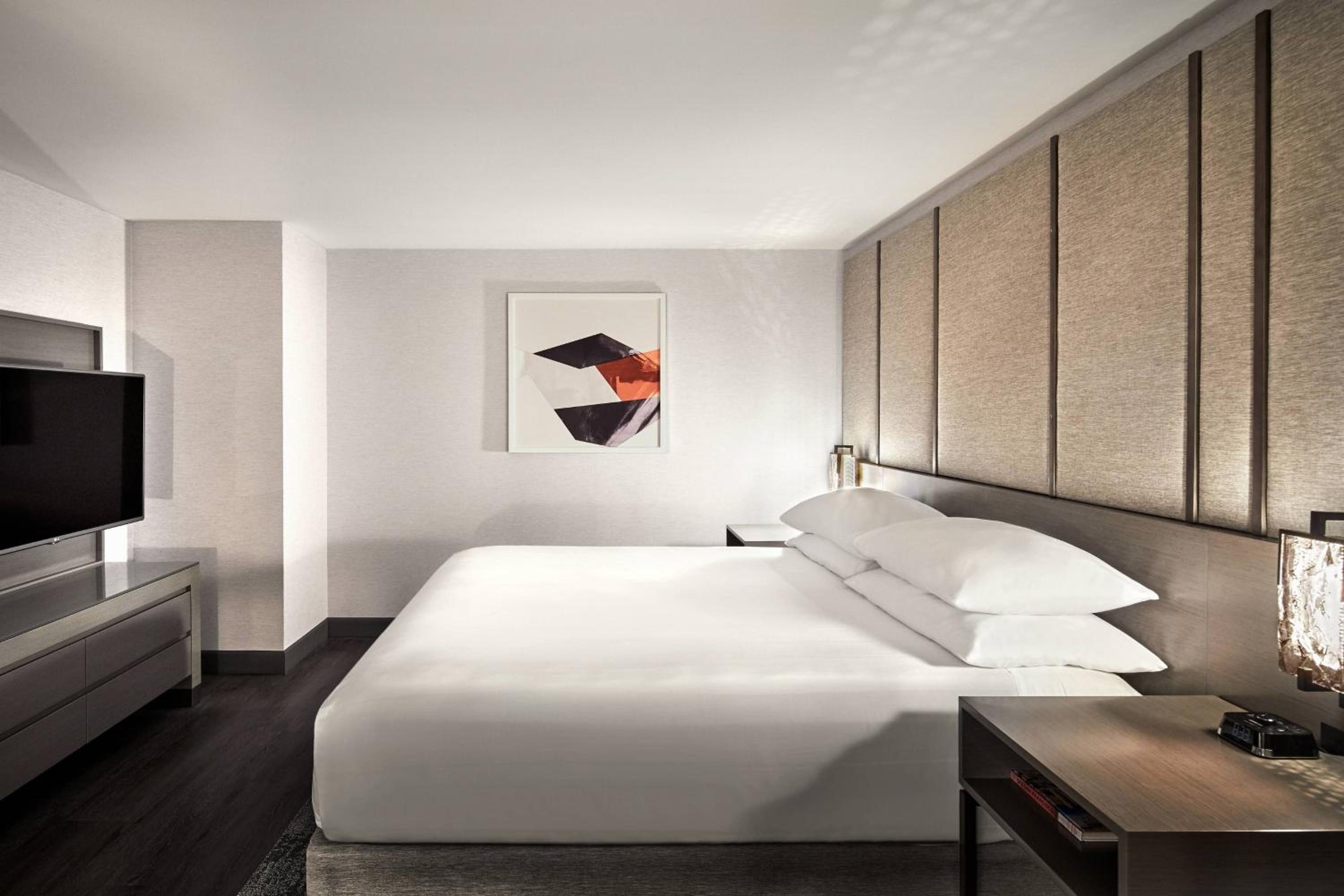 Executive Suite, 1 King - Photo 3