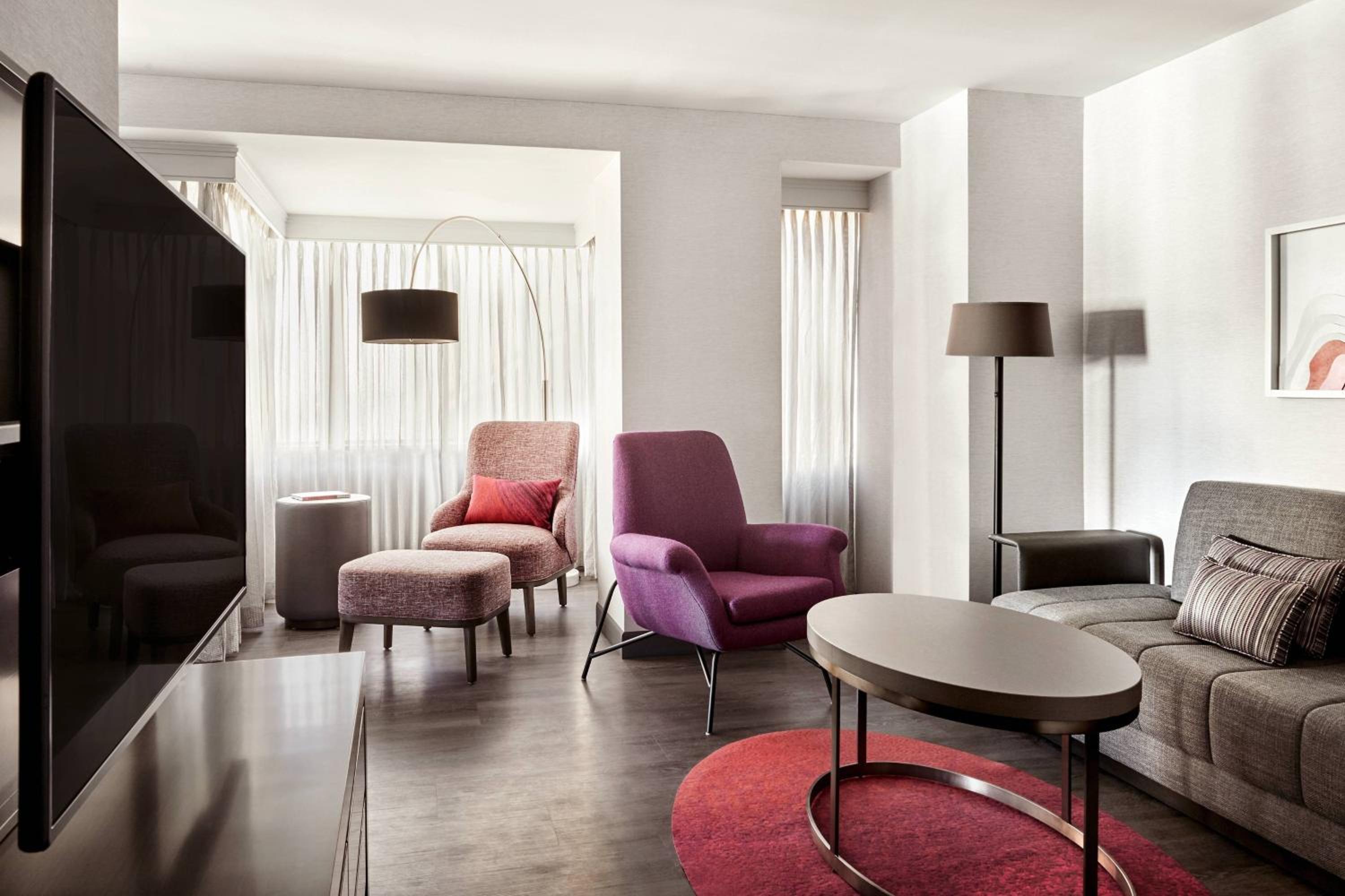 1 Bedroom Junior Suite, 1 King - Photo 1