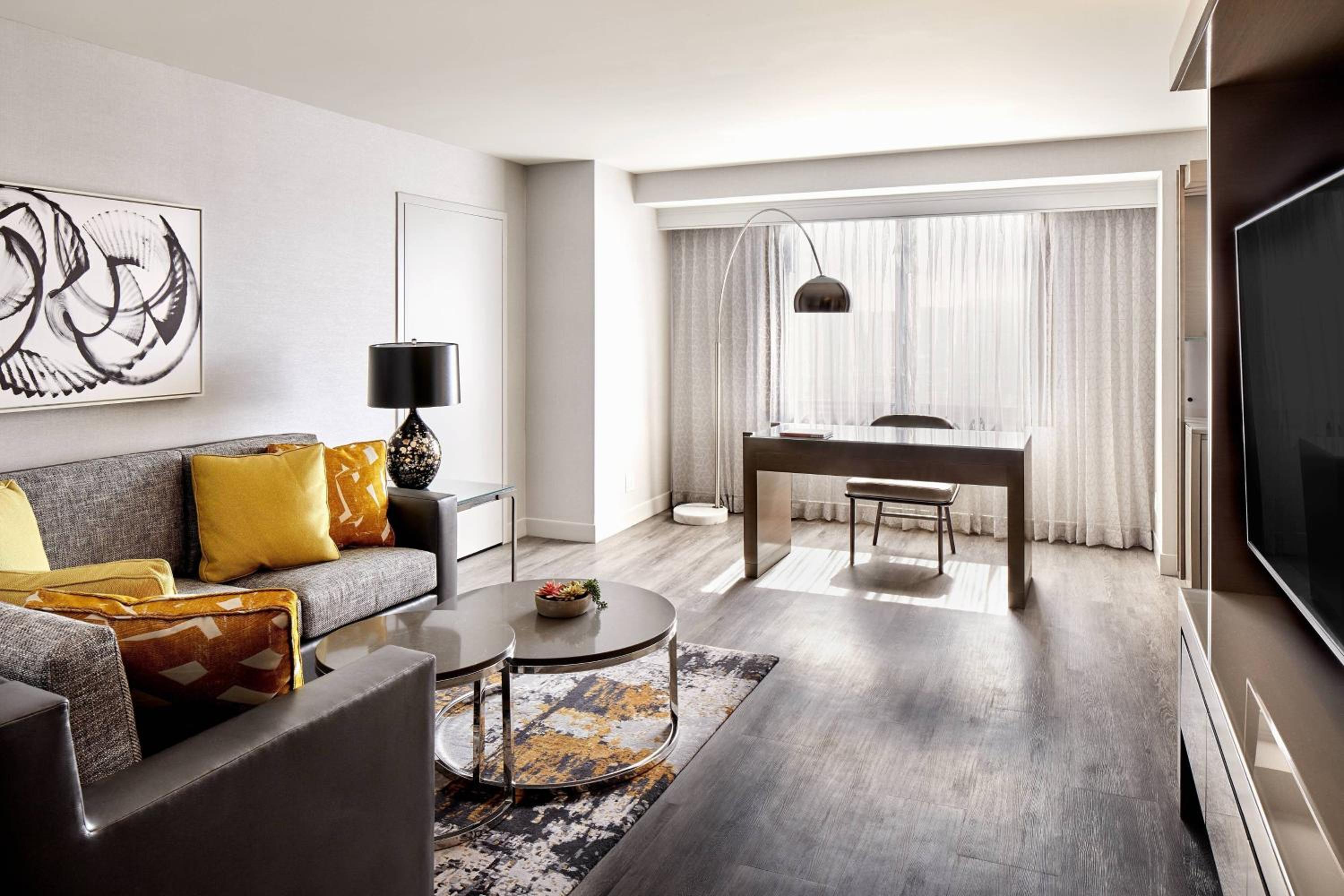 One-Bedroom King Suite with City View - Photo 2