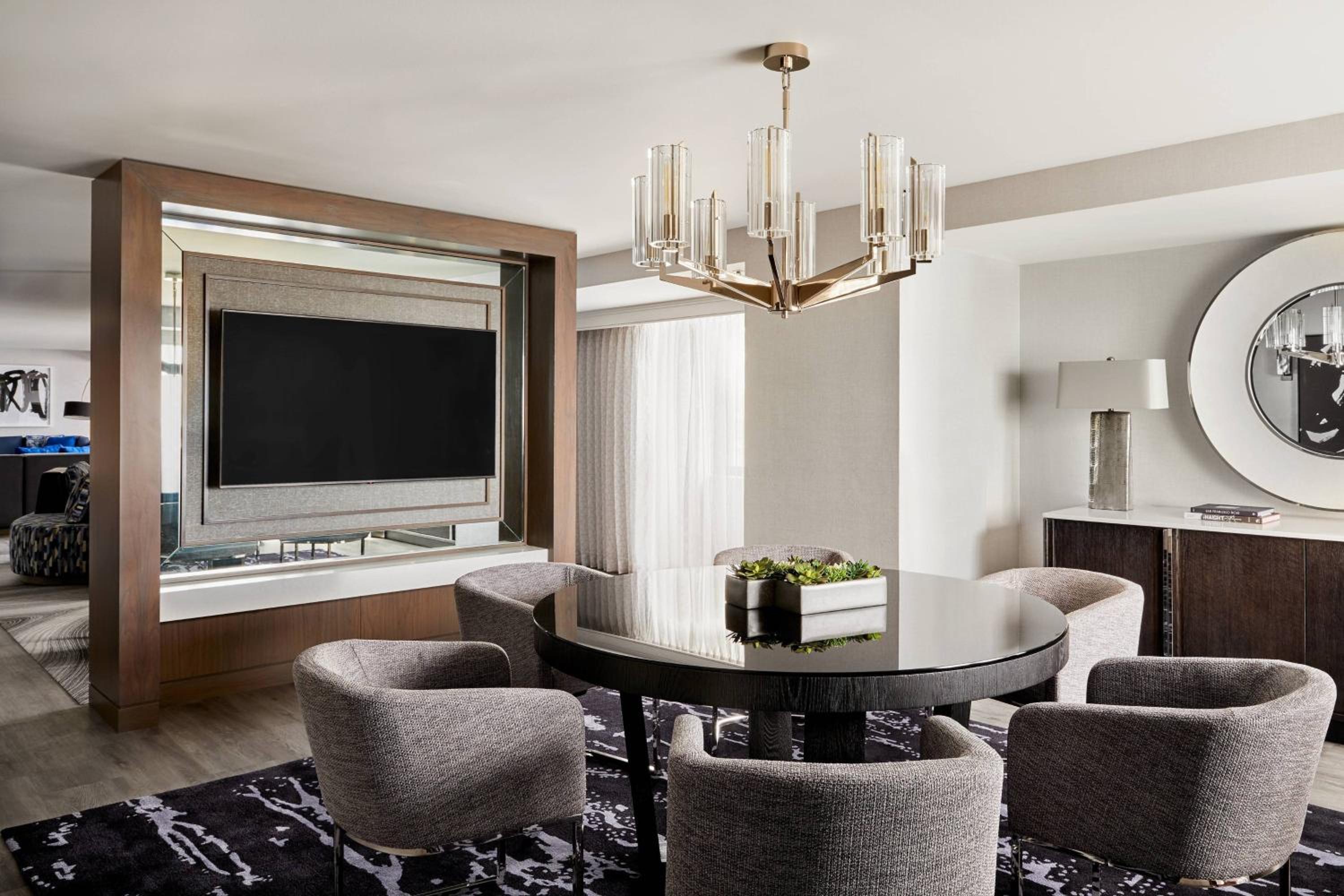 Bi-level Suite, In Loft: 1 King thumbnail 5