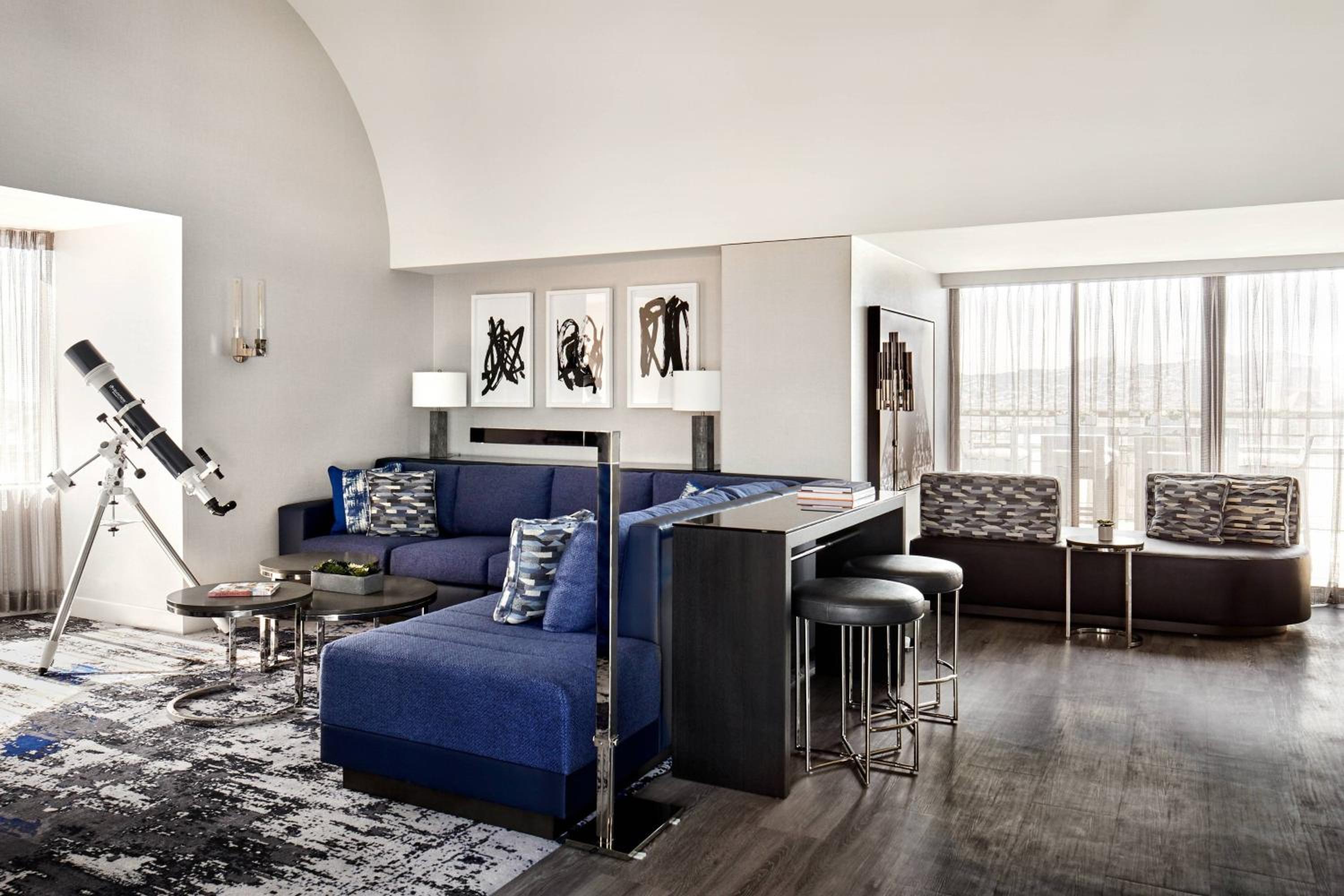 Vise Presidential Suite, Suite, 1 King, Balcony thumbnail 6