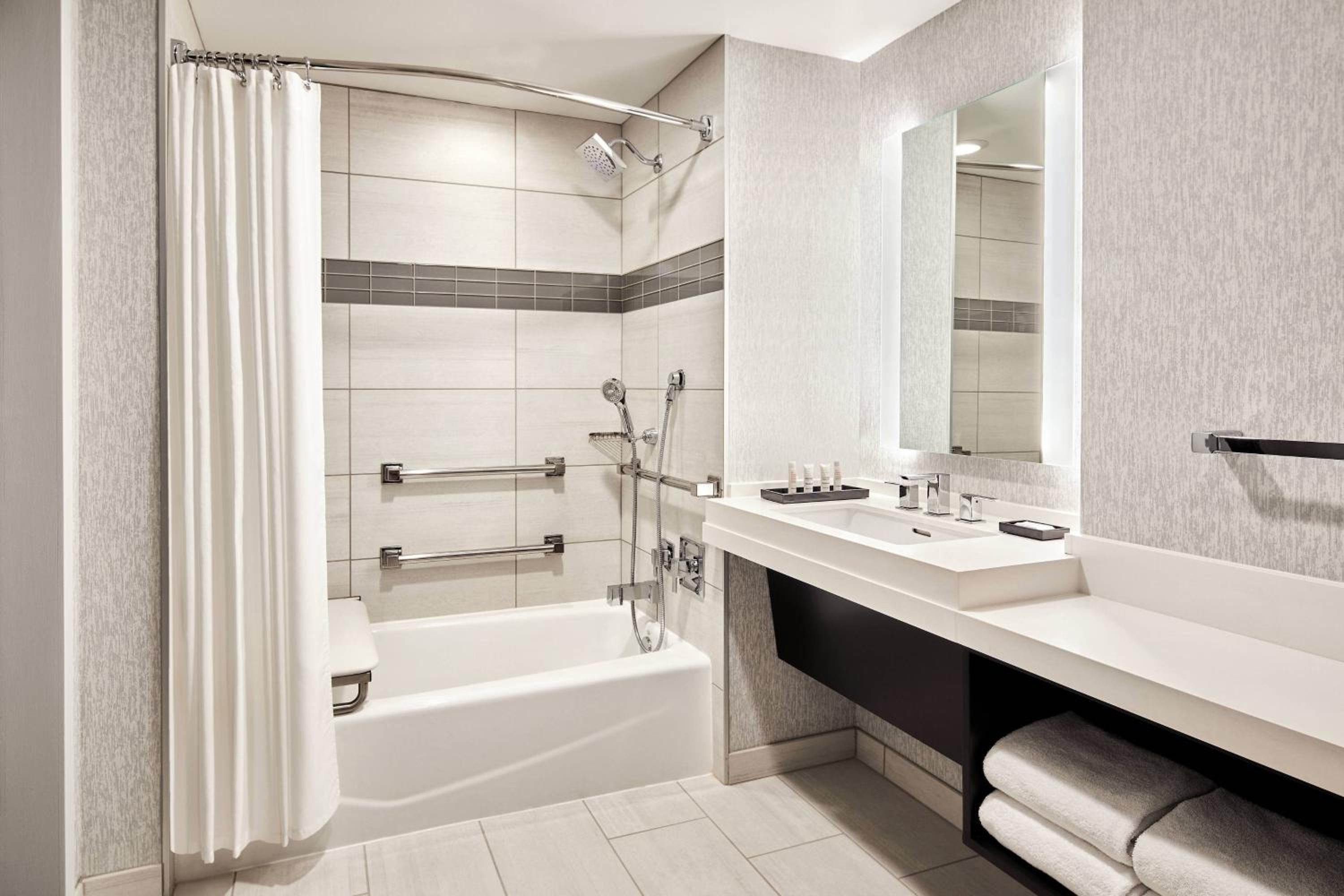 King Room - Hearing Accessible/Low Floor - Photo 2