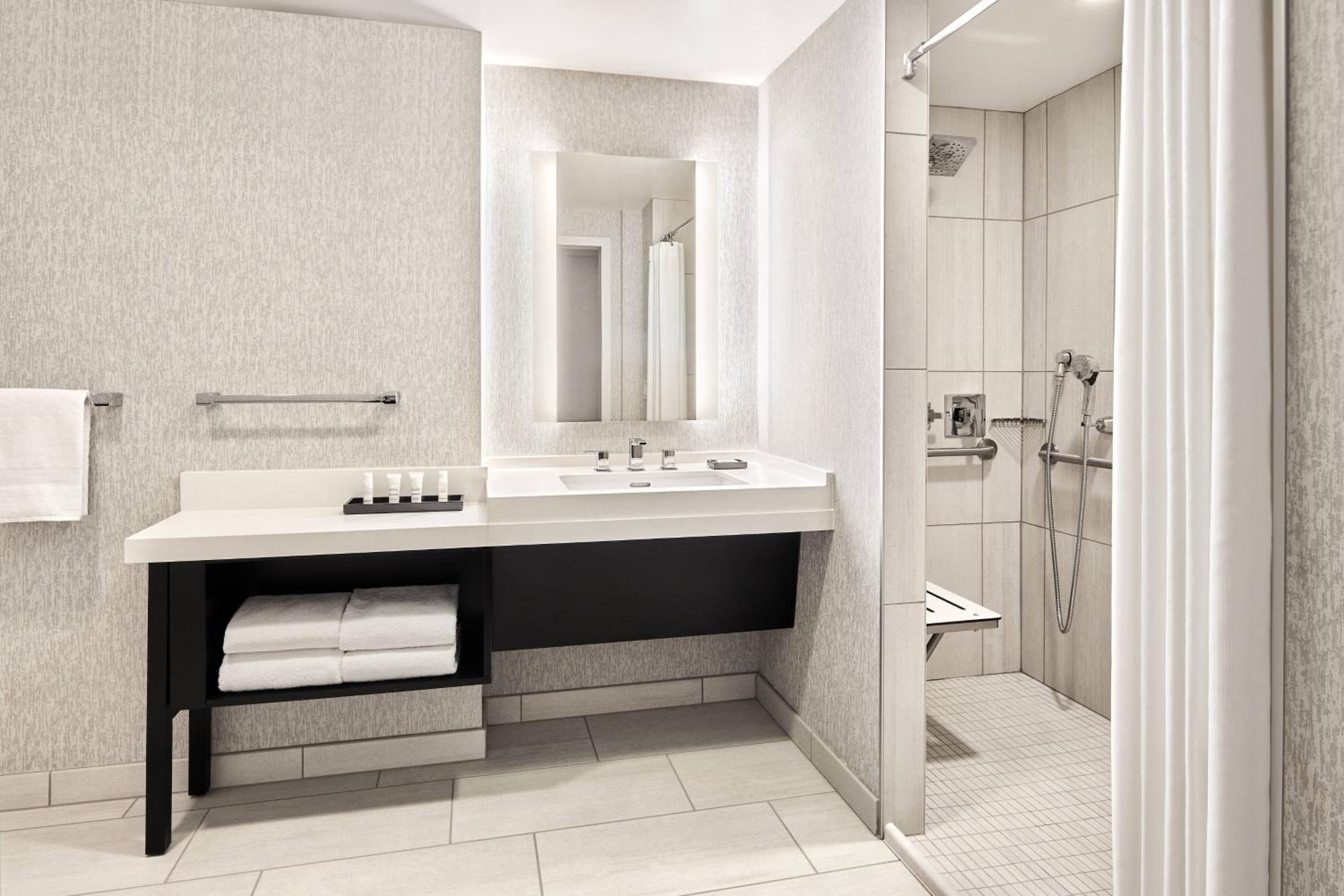 King Room with City View and Adapted Tub - Mobility and Hearing Accessible - Photo 5