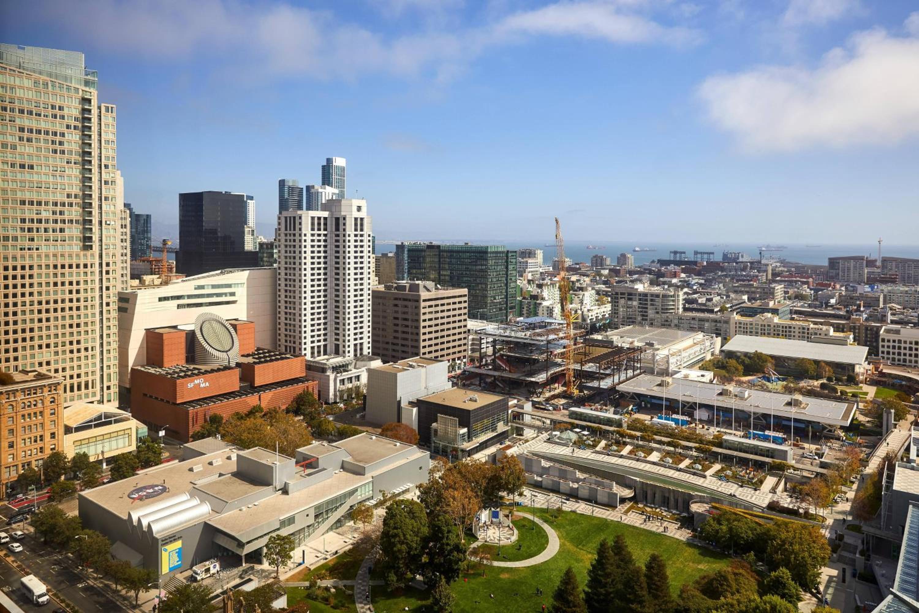 Three Bay Suite, Hospitality Suite, King, City view - Photo 4