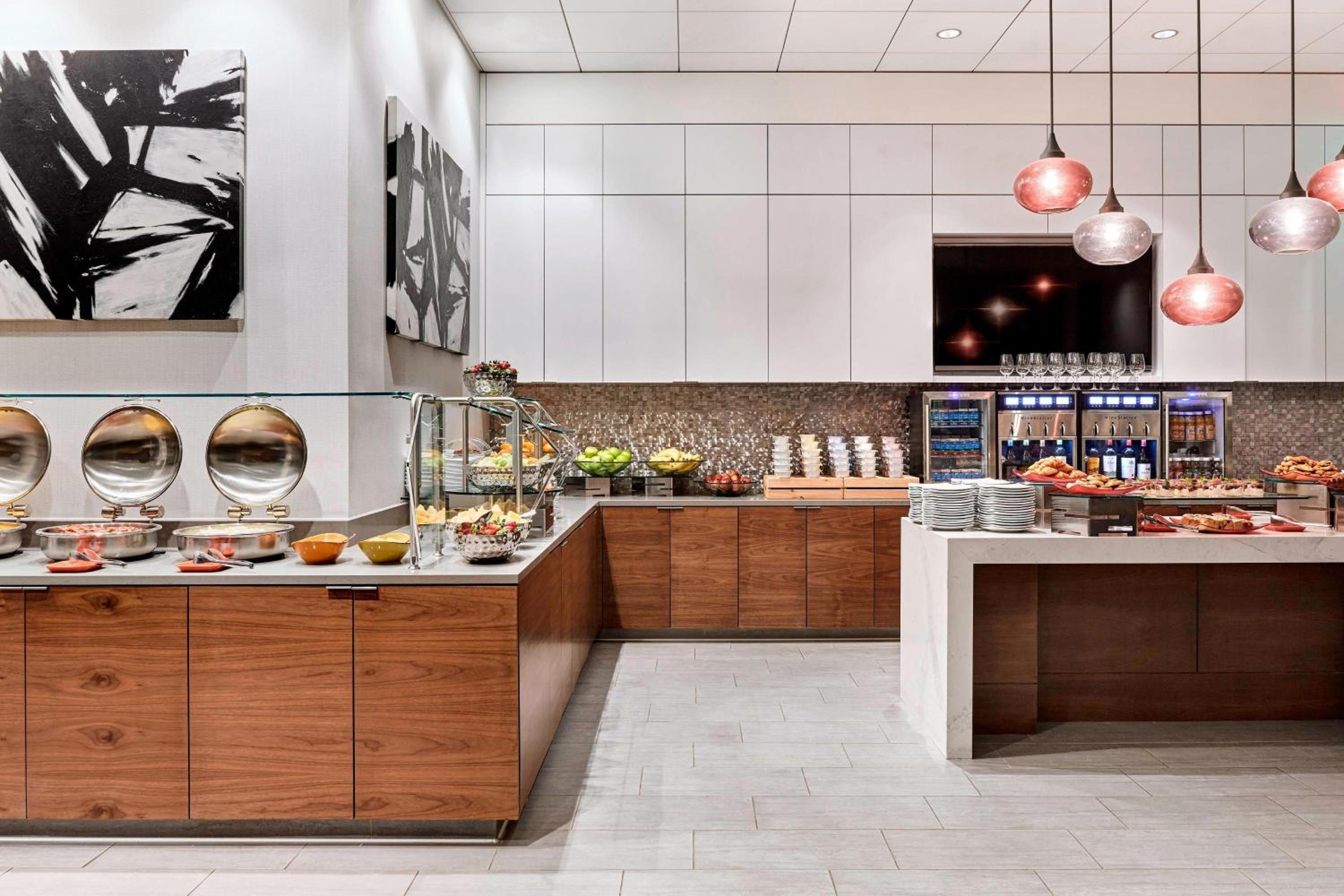 Deluxe King with Club Lounge Access - Photo 5