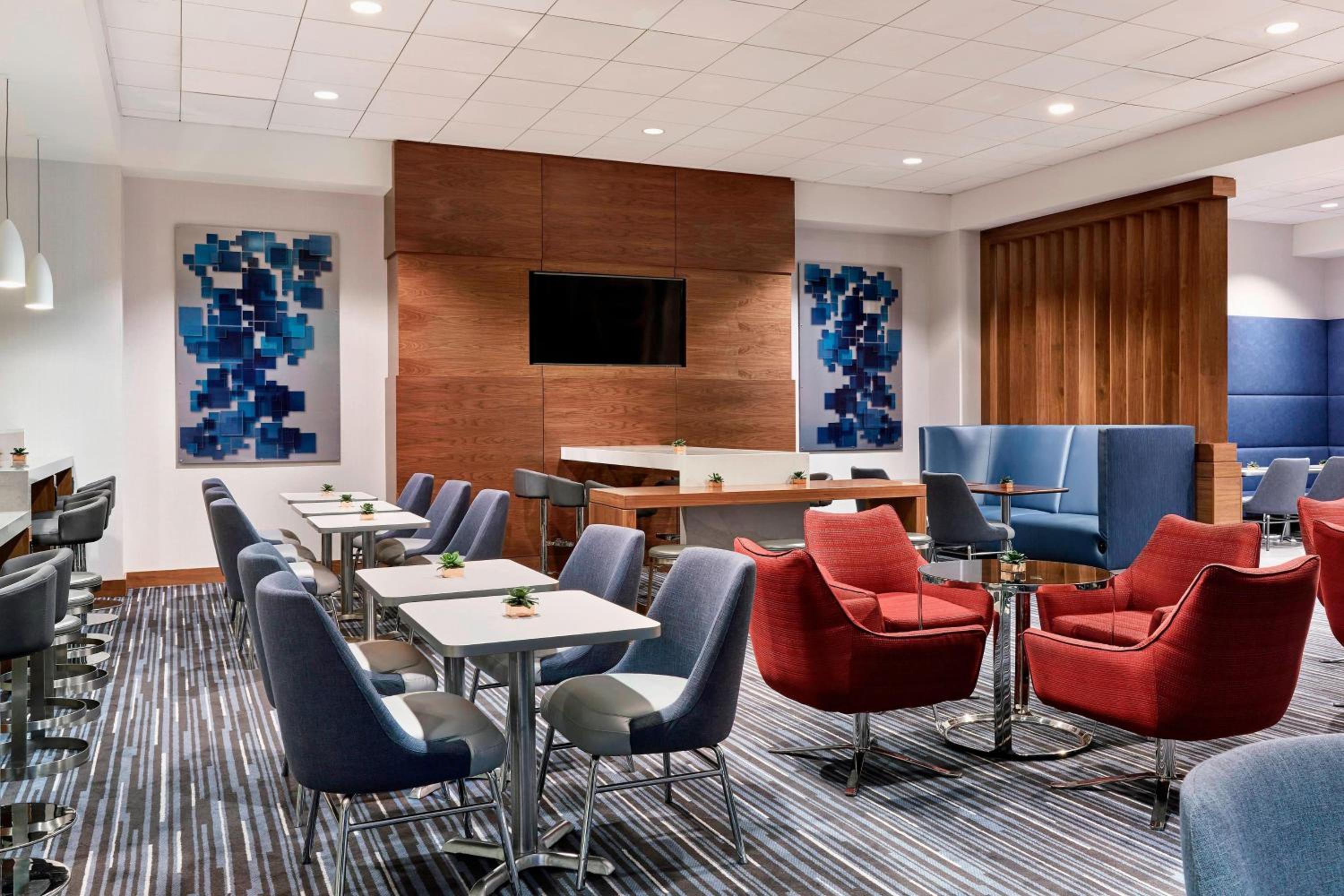 Deluxe King with Club Lounge Access - Photo 7