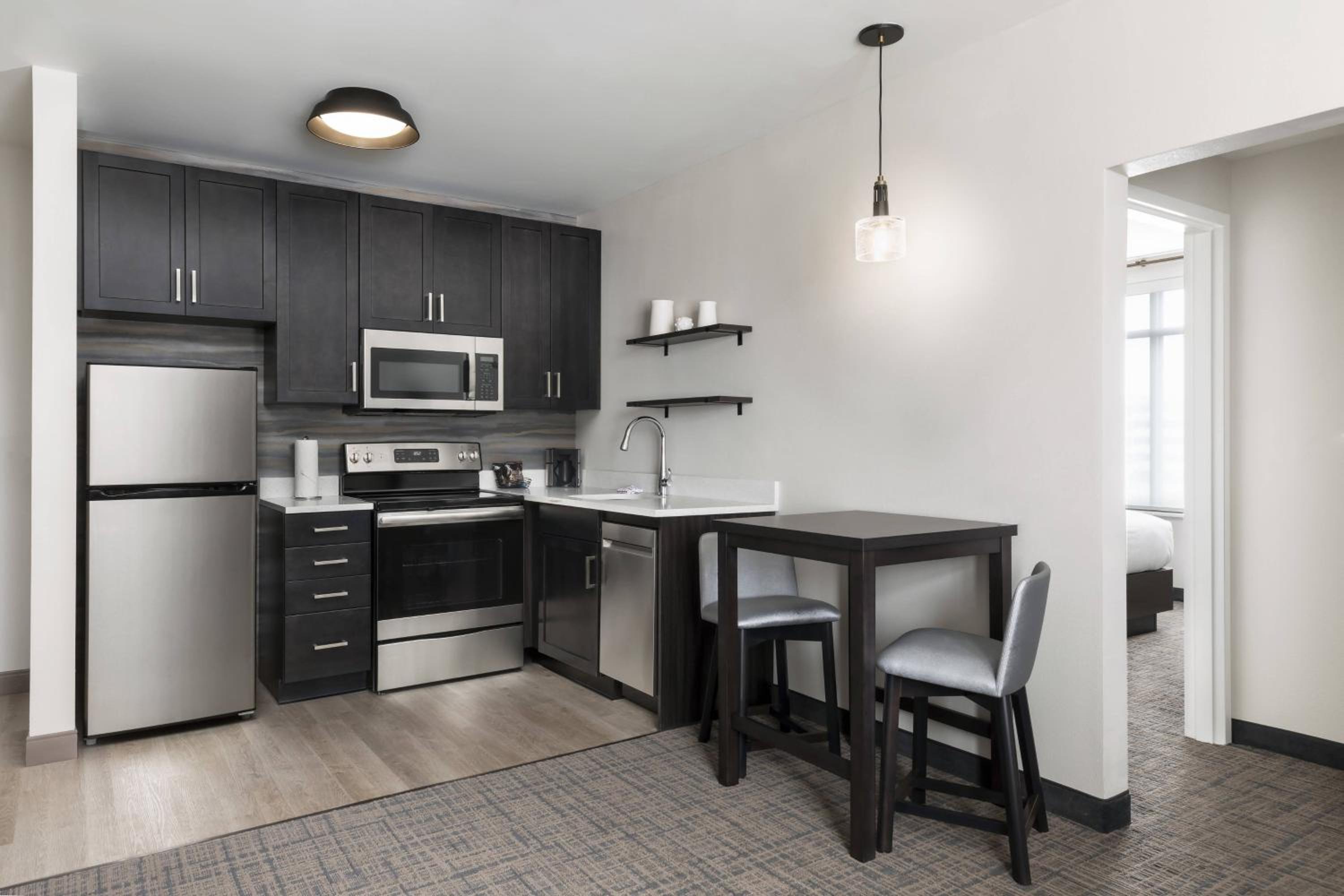 1 Bedroom Suite, 1 King, Sofa bed - Photo 6
