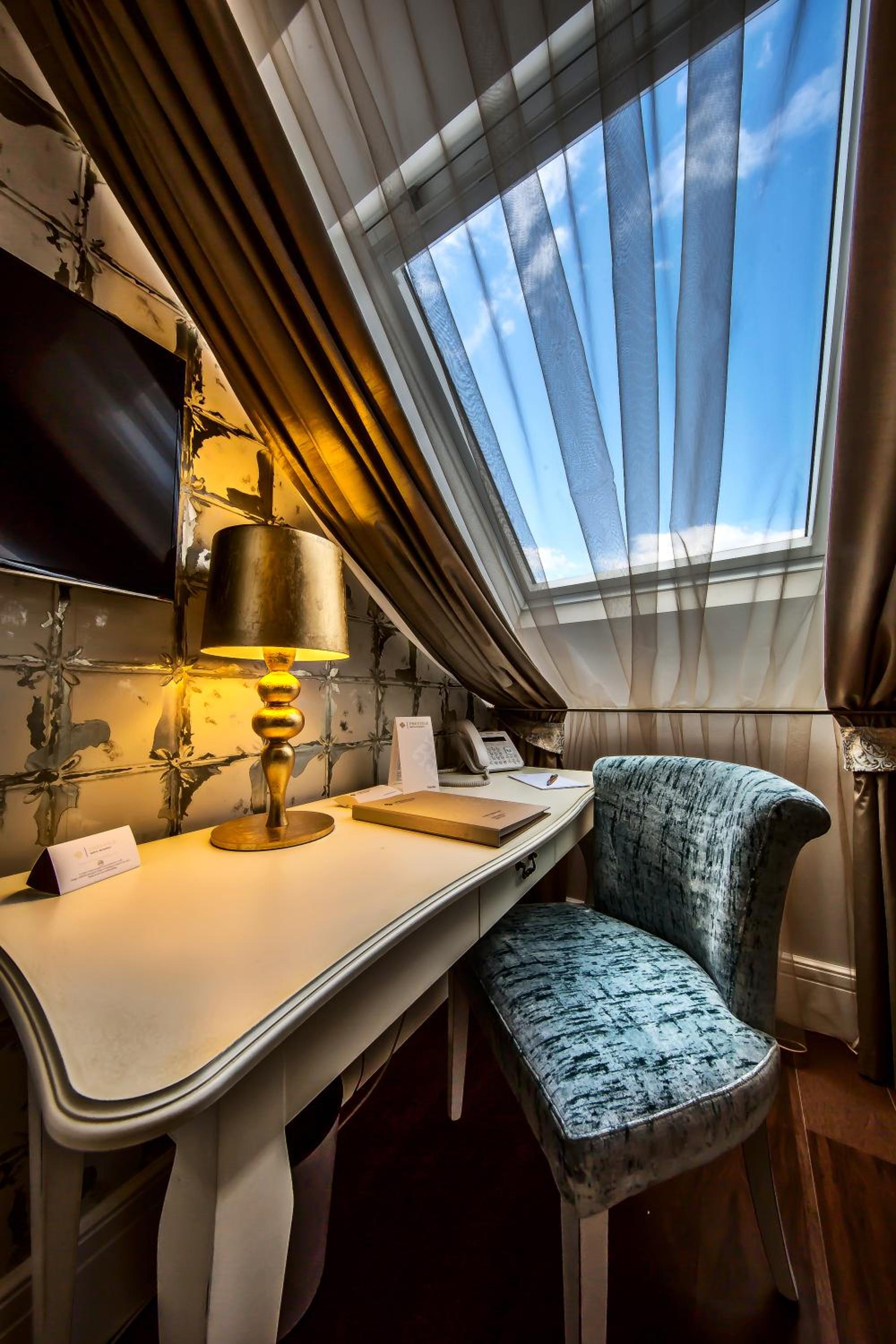 Deluxe Double or Twin Room thumbnail 5