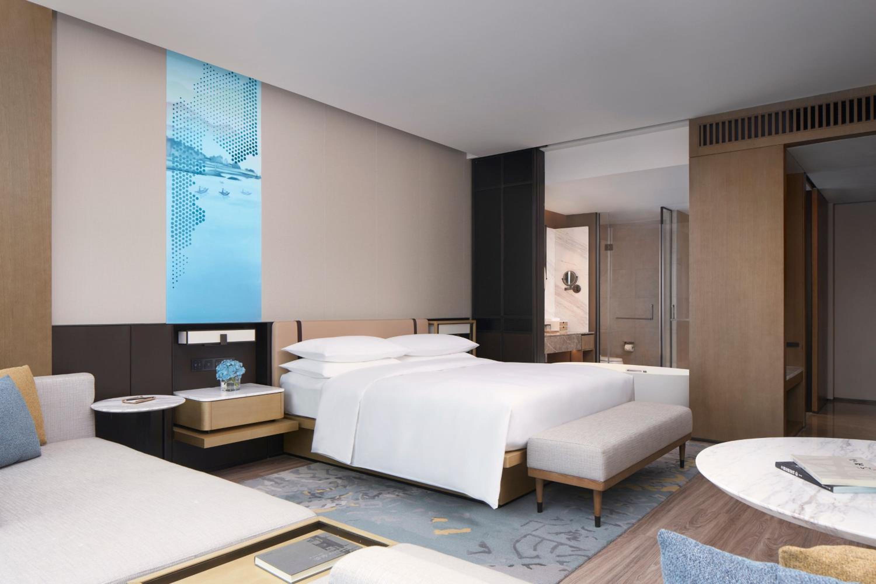 Deluxe King Room with City View - Photo 4