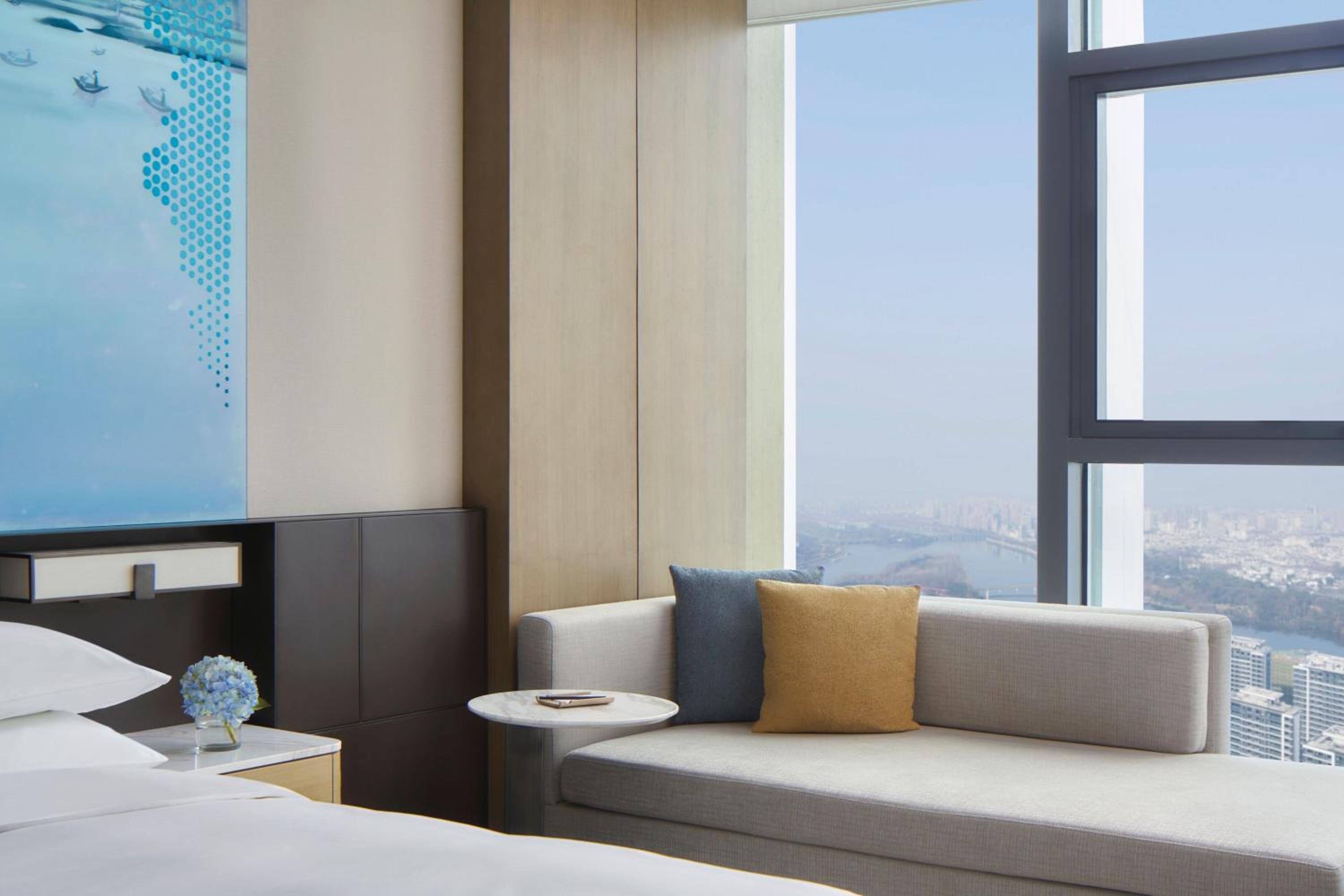 Executive King Room with River View - Executive Level photo 3