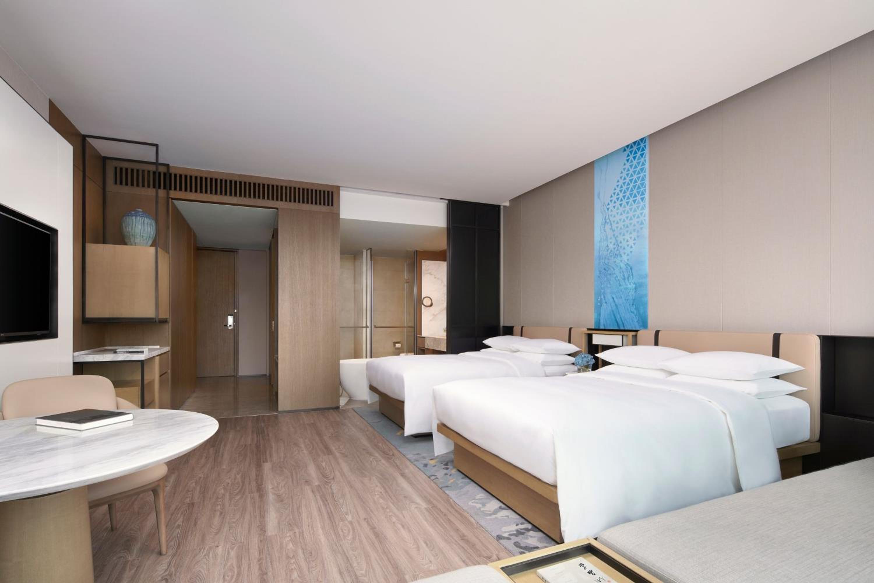 Deluxe Double Room with Two Double Beds and City View photo 3