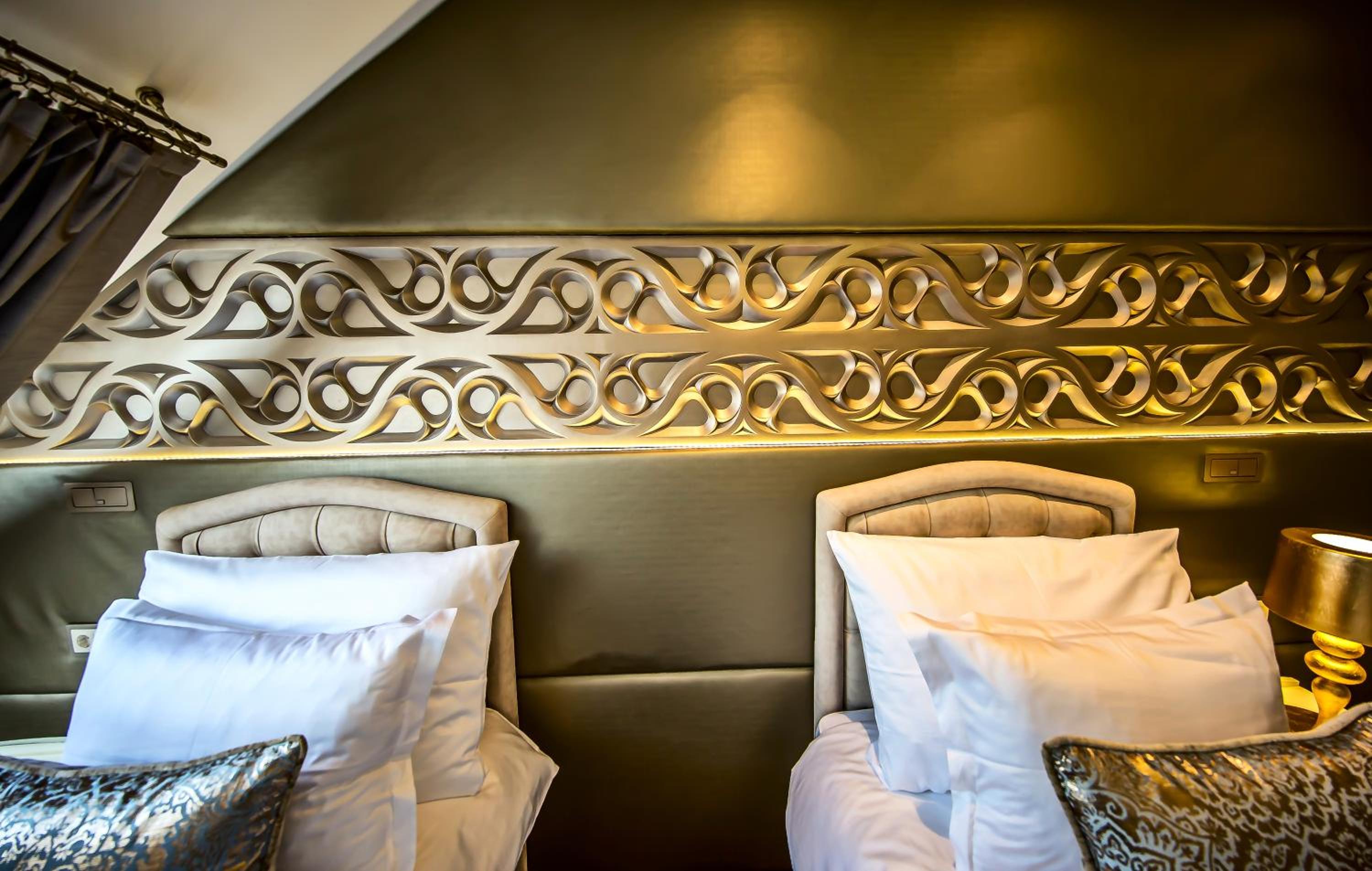 Deluxe Double or Twin Room thumbnail 6