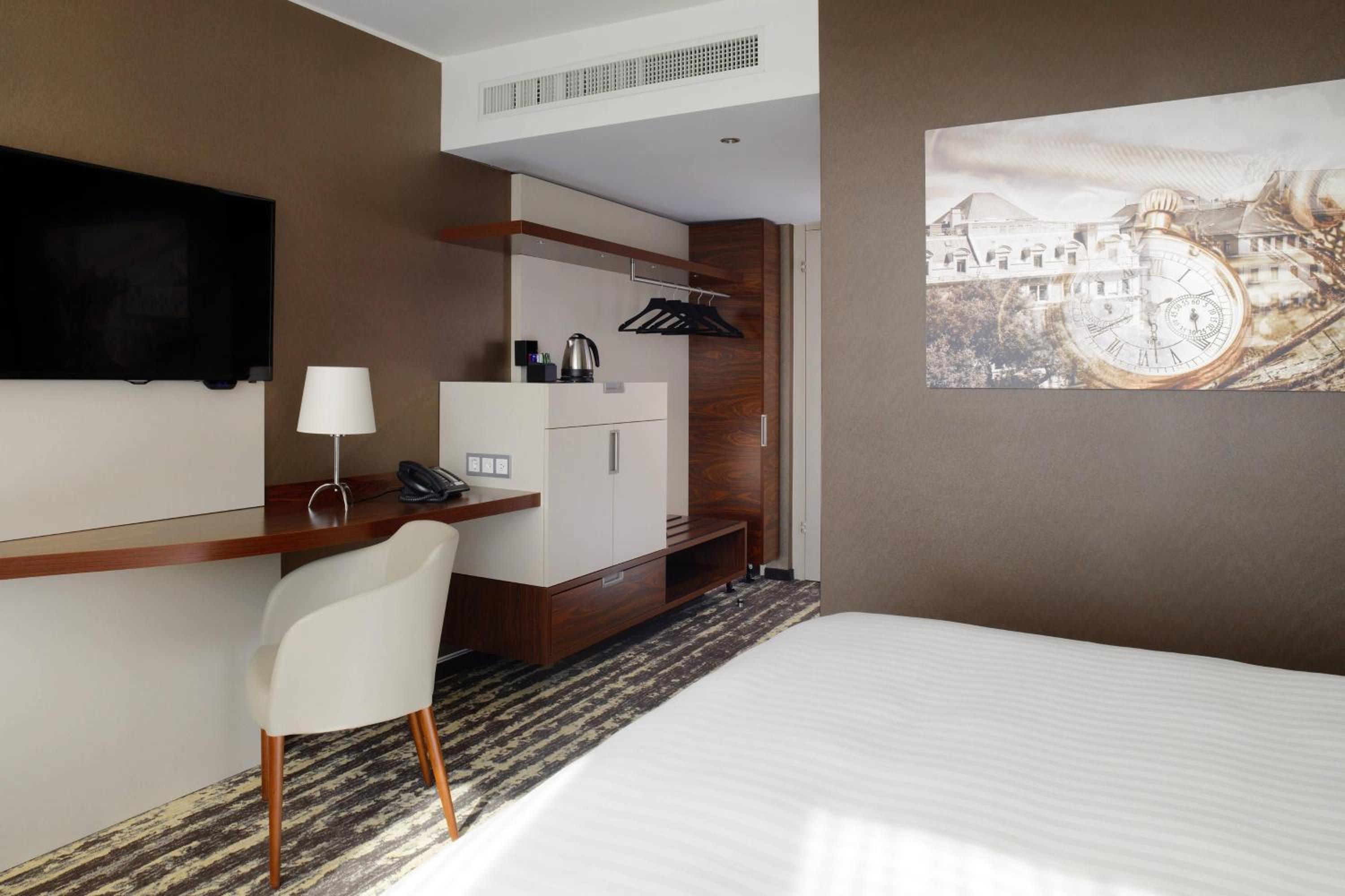 Club Twin Room with Lake View and M Club Lounge access  - Photo 2