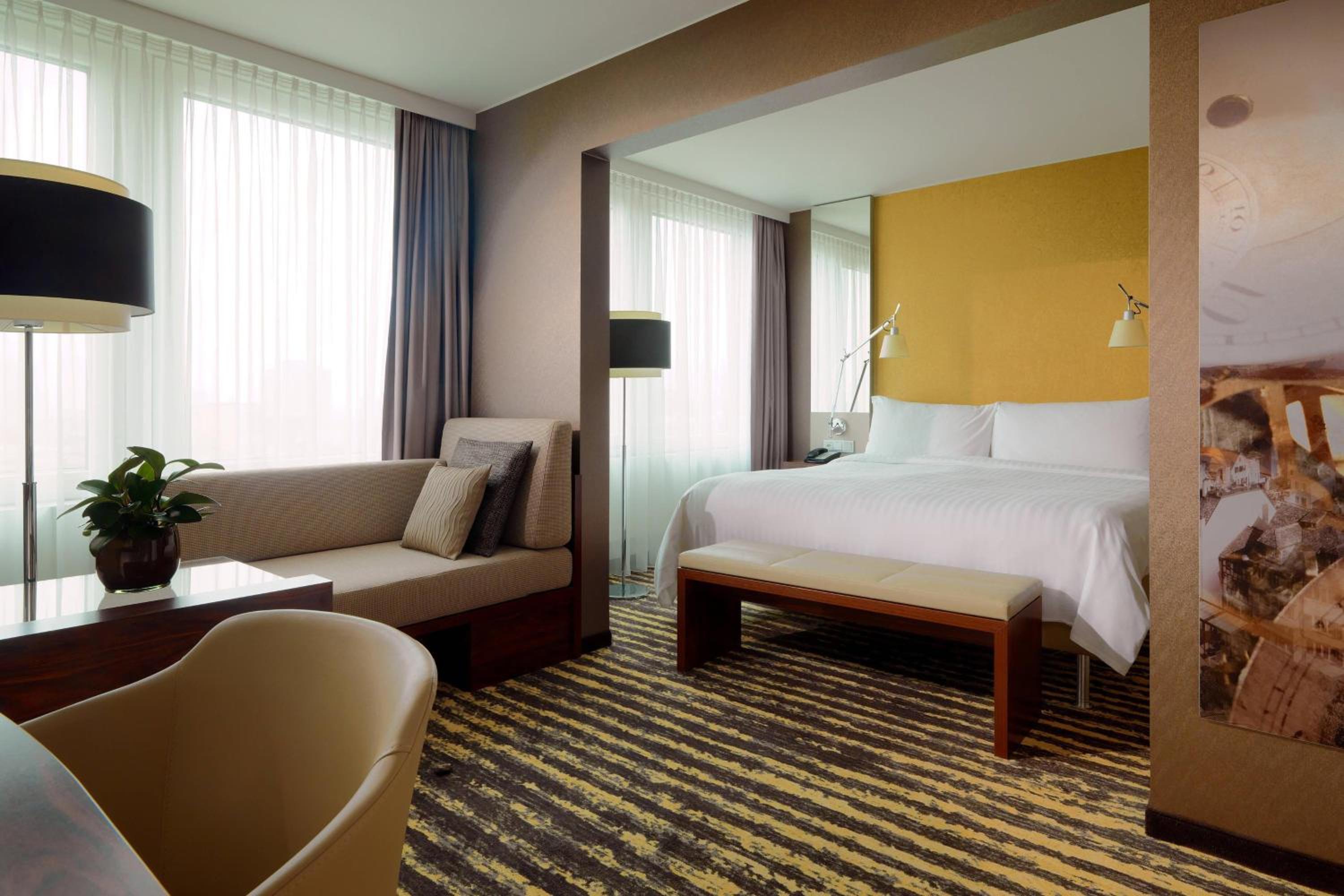 Junior Club Suite with Club Lounge Access - Photo 1