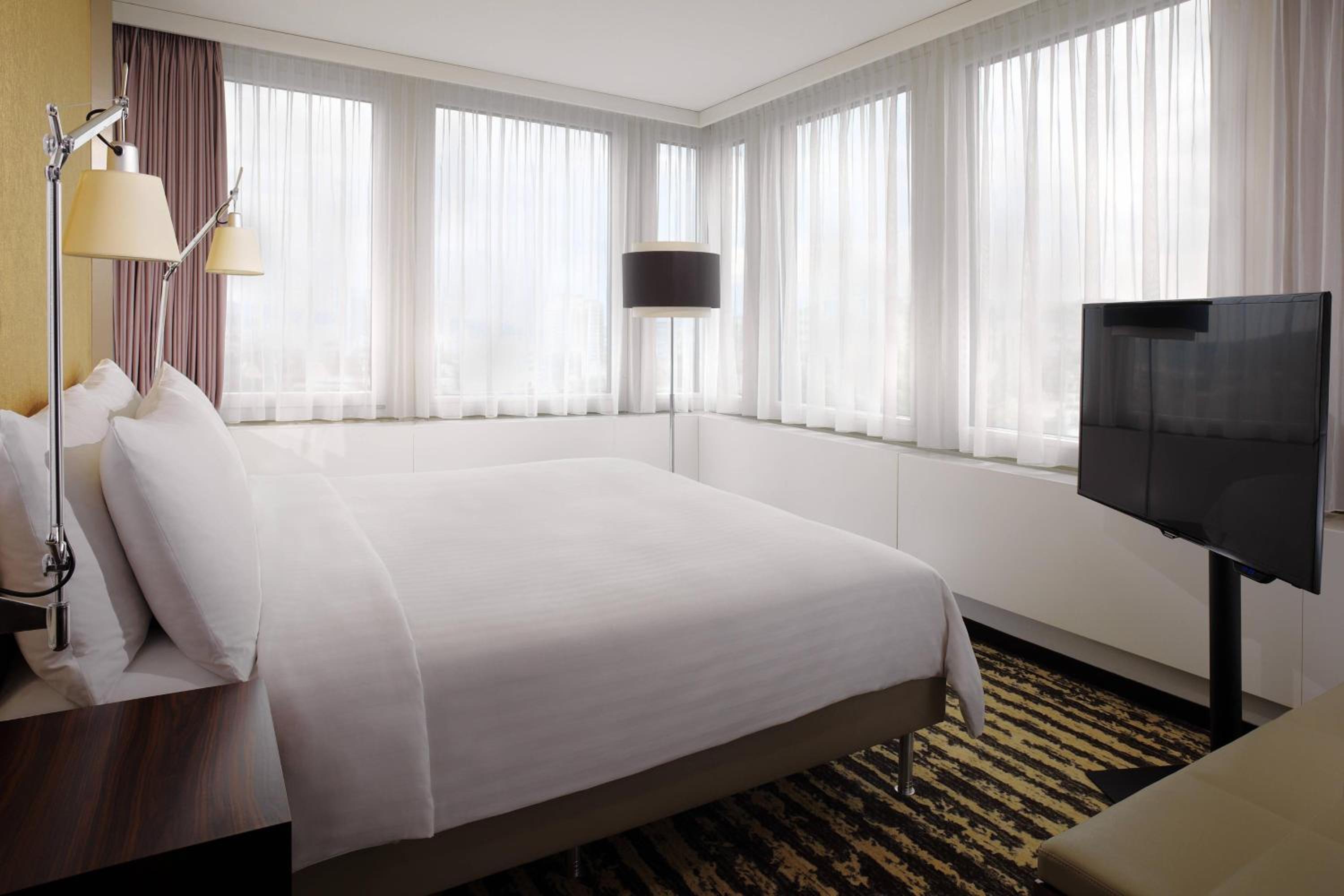 Junior Club Suite with Club Lounge Access - Photo 4