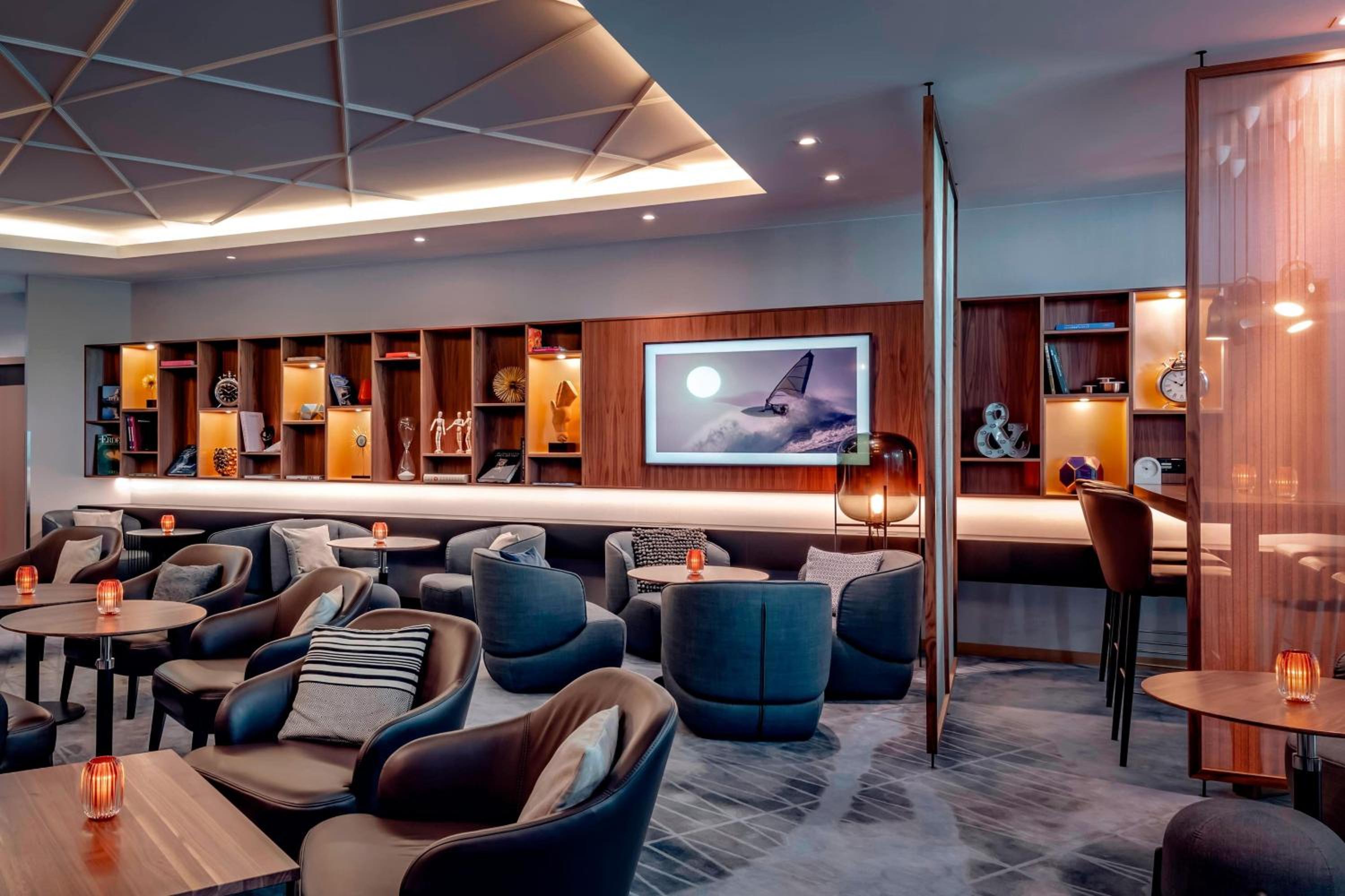 Junior Club Suite with Club Lounge Access - Photo 7