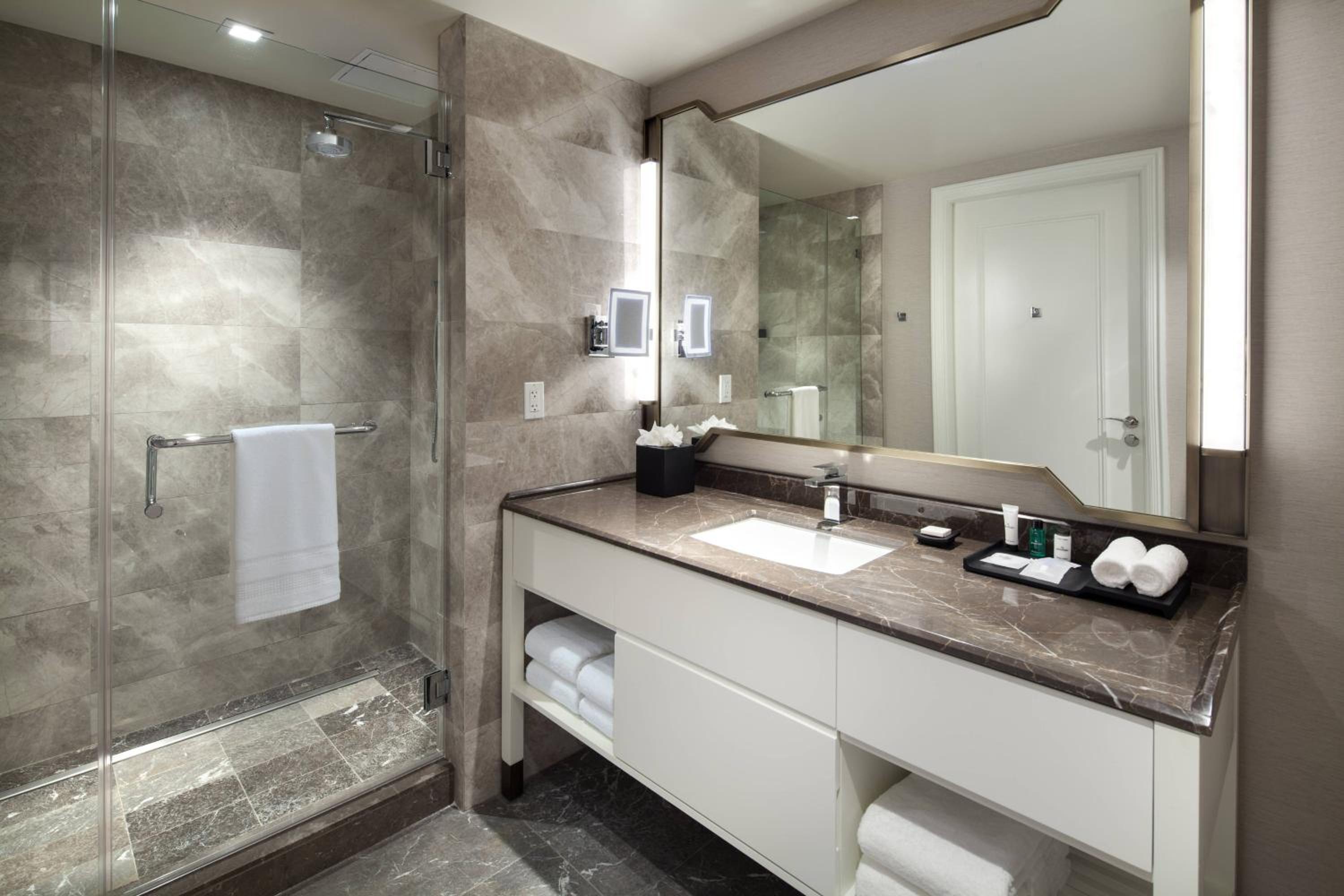 Traditional King Room - Hearing Accessible photo 2