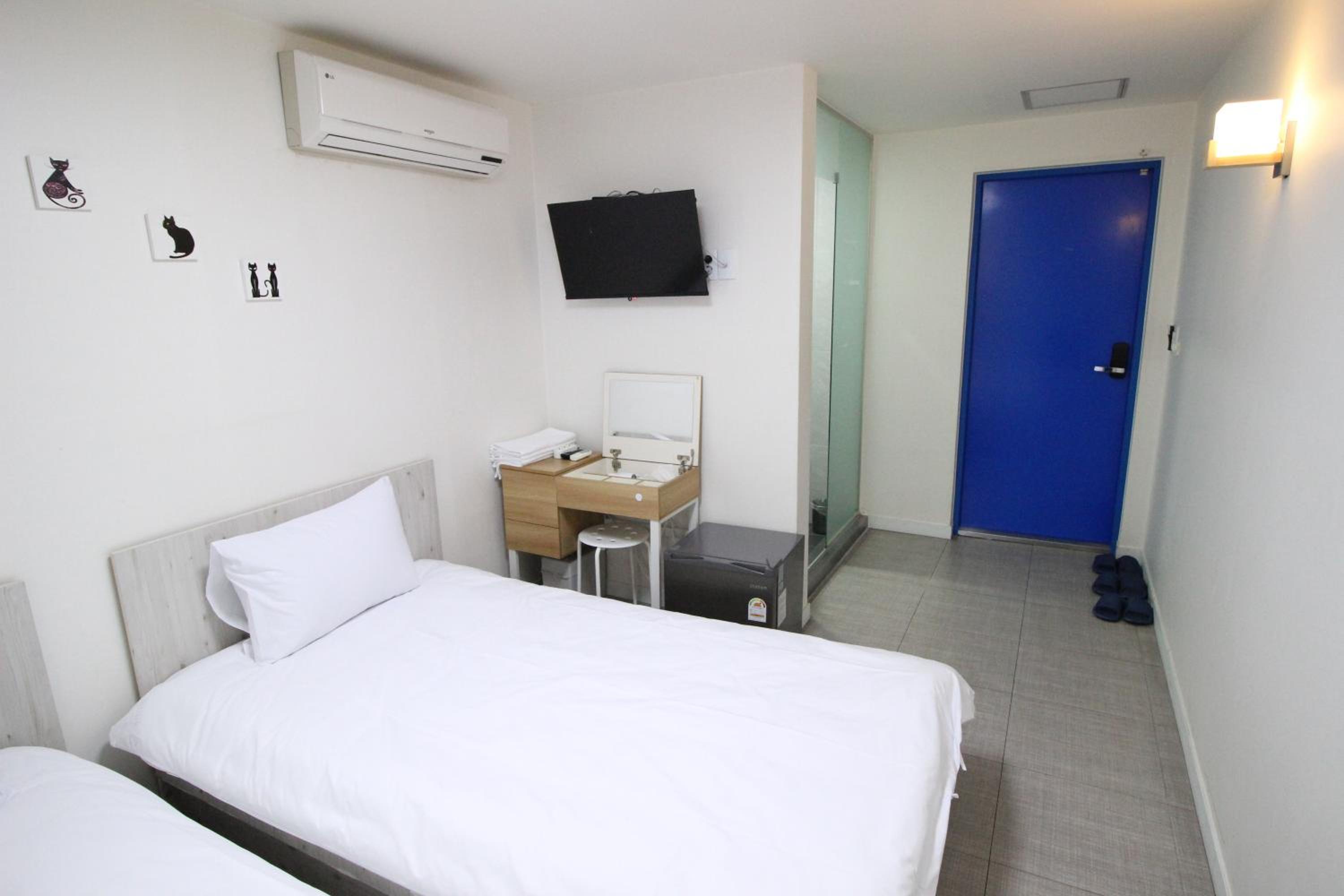 Twin Room - Photo 2