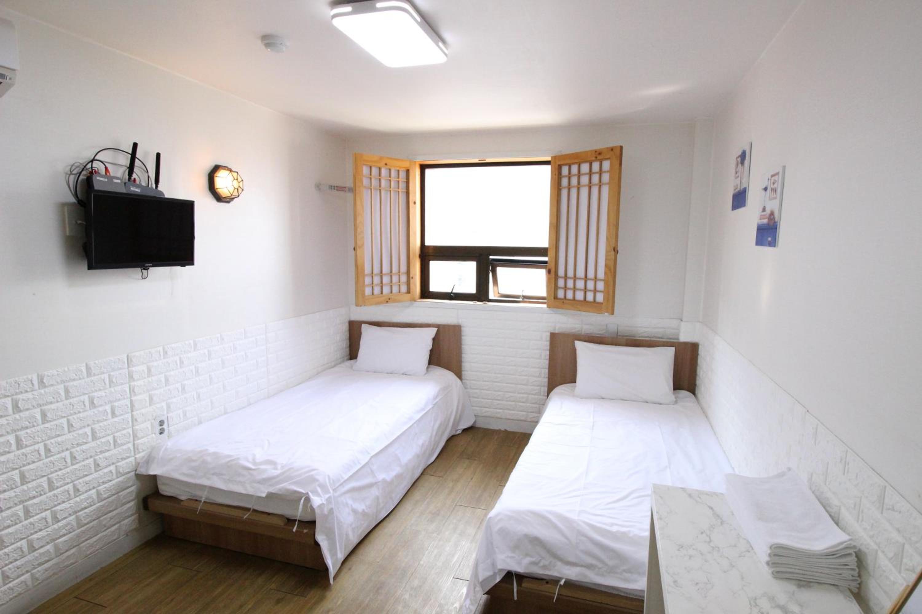 Twin Room - Photo 1