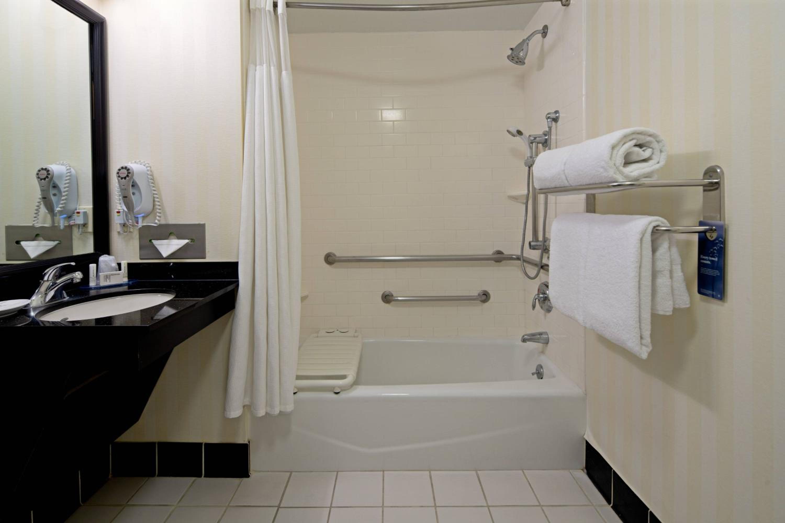 Queen Room with 2 Queen Beds - Photo 3