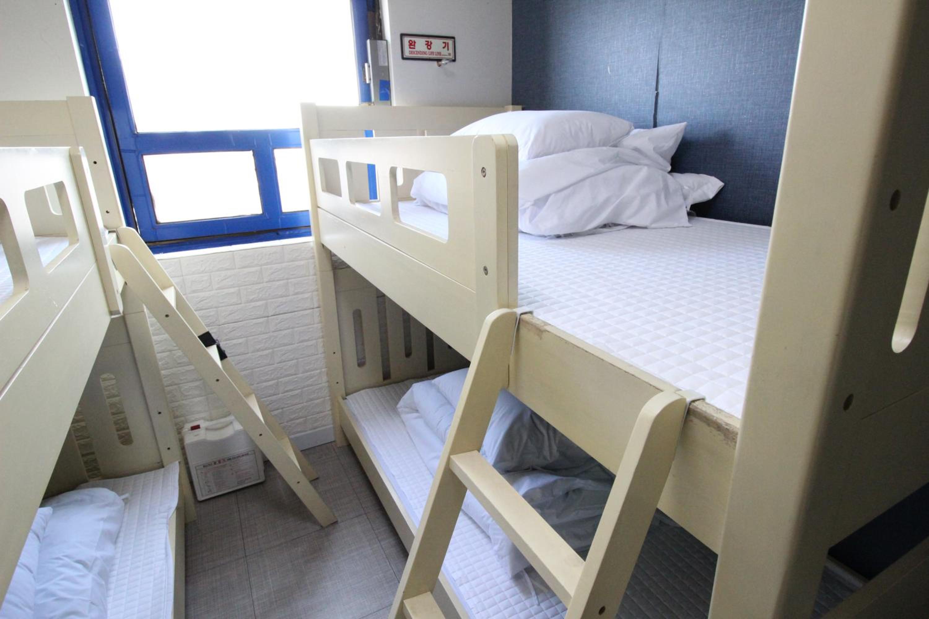 Economy Quadruple Room - Photo 5