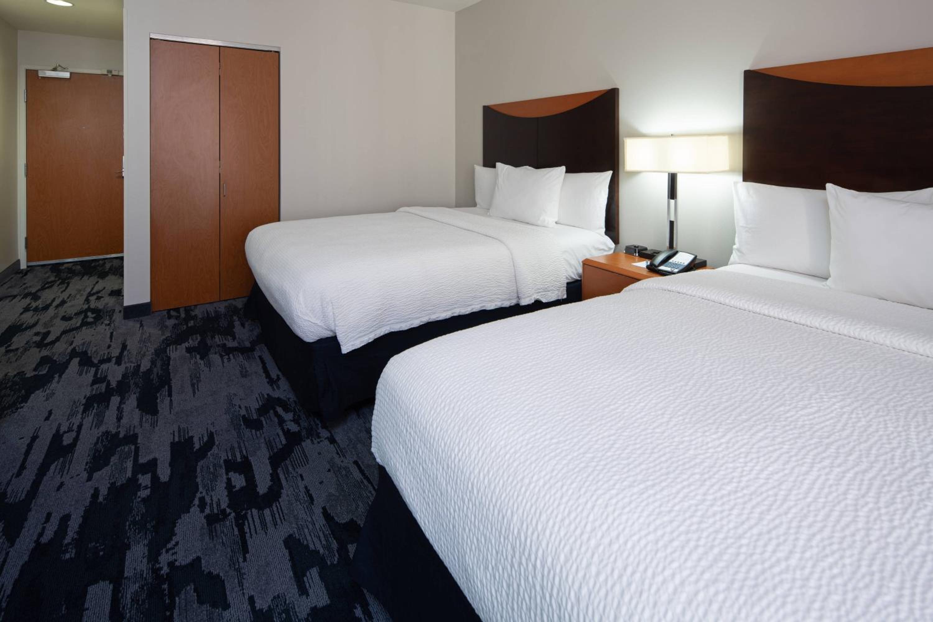 Queen Room with Two Queen Beds - Photo 3
