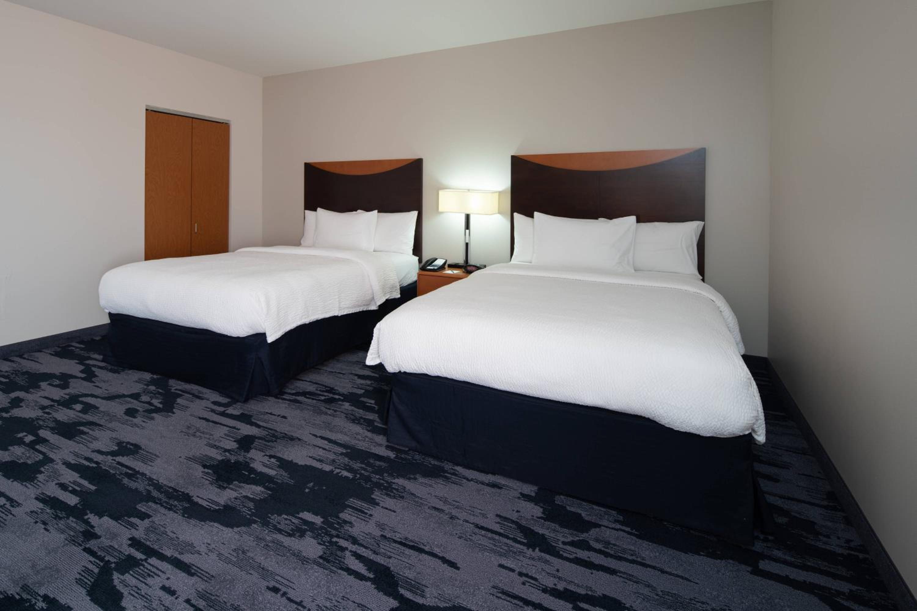 Queen Room with Two Queen Beds - Photo 2