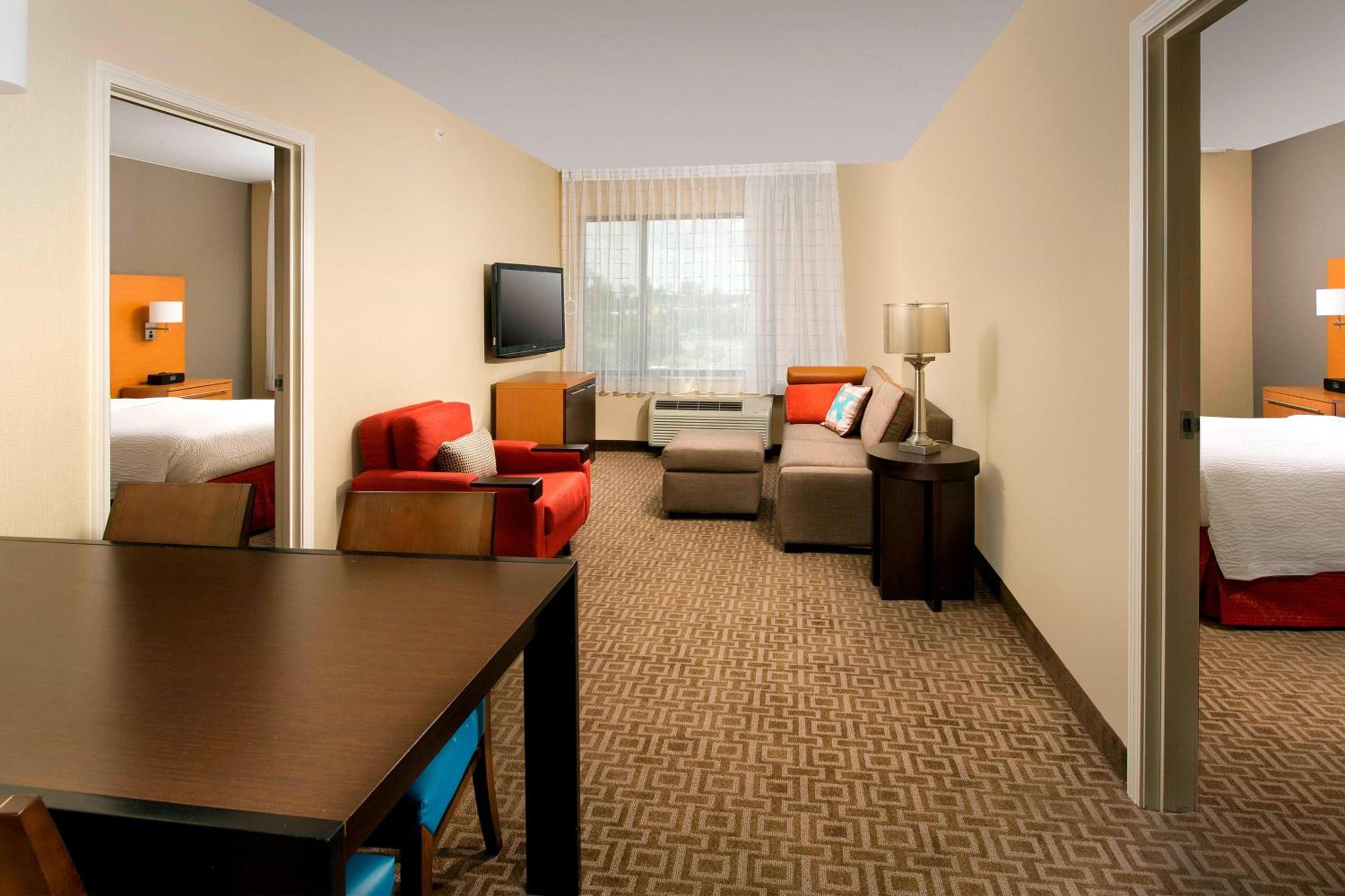 Two-Bedroom Suite - Photo 4