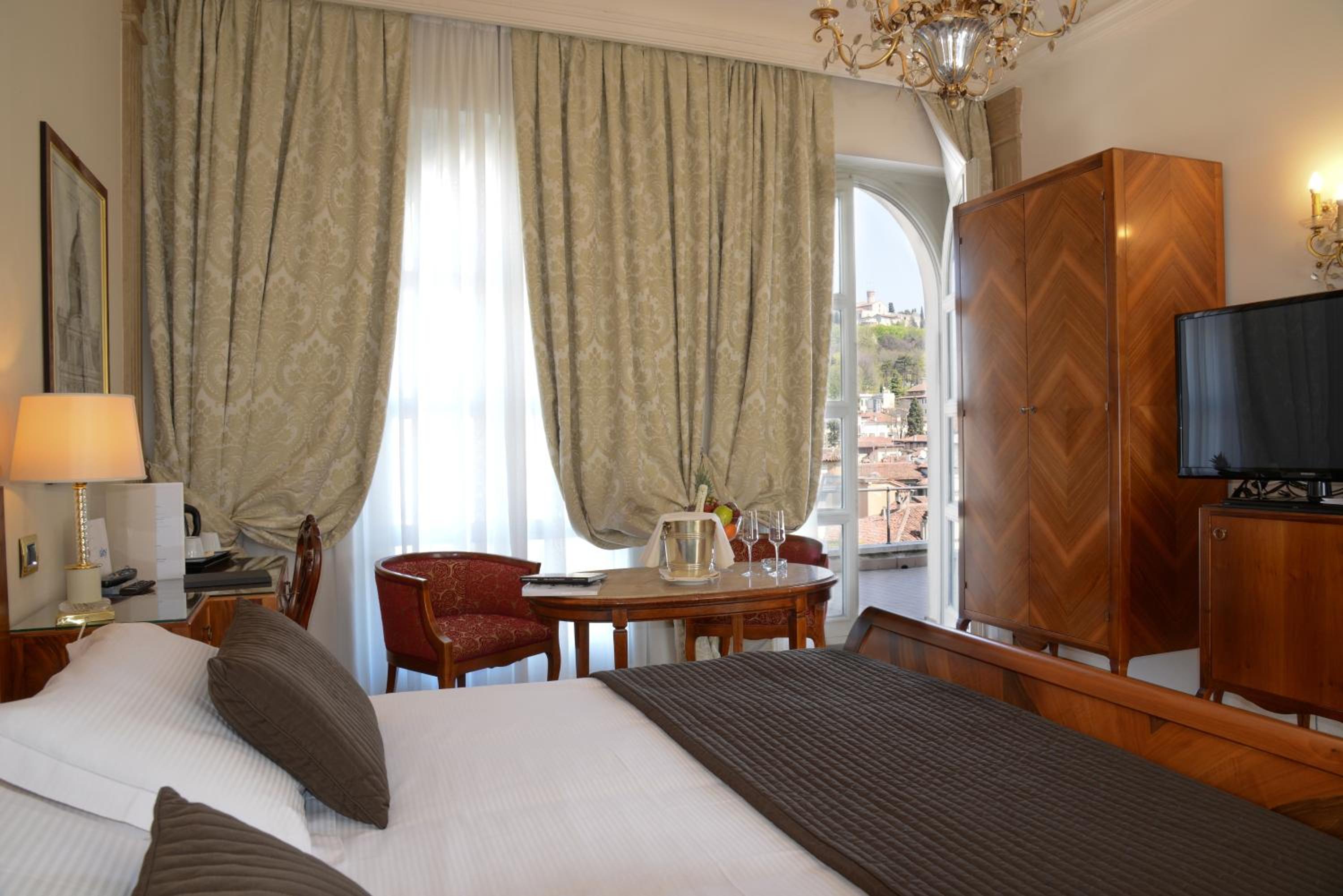 Suite with City View - Photo 15