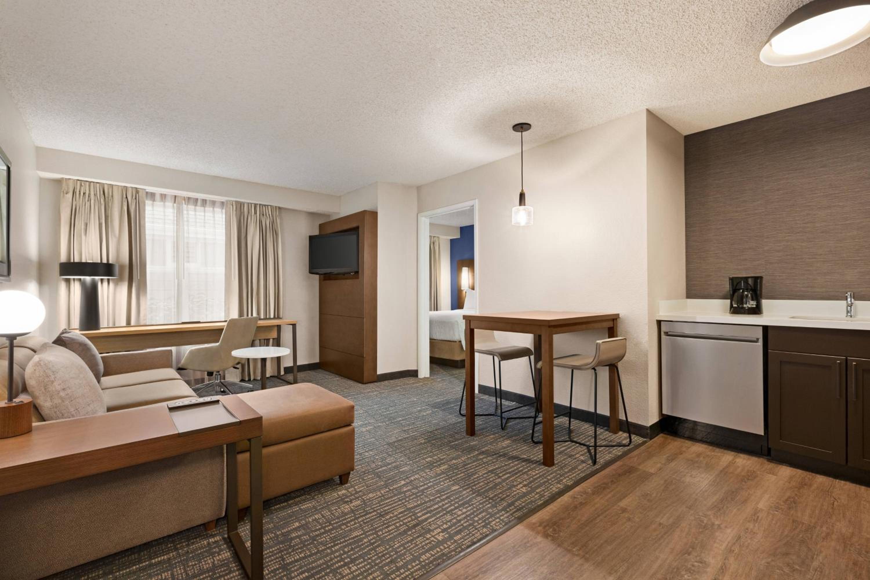 One-Bedroom Queen Suite - Non-Smoking