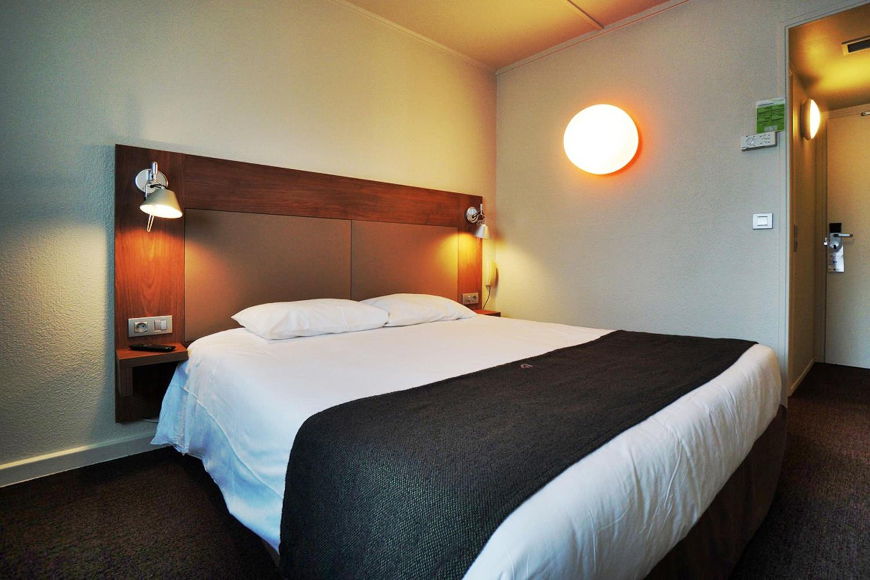 Standard Double Room - Photo 8