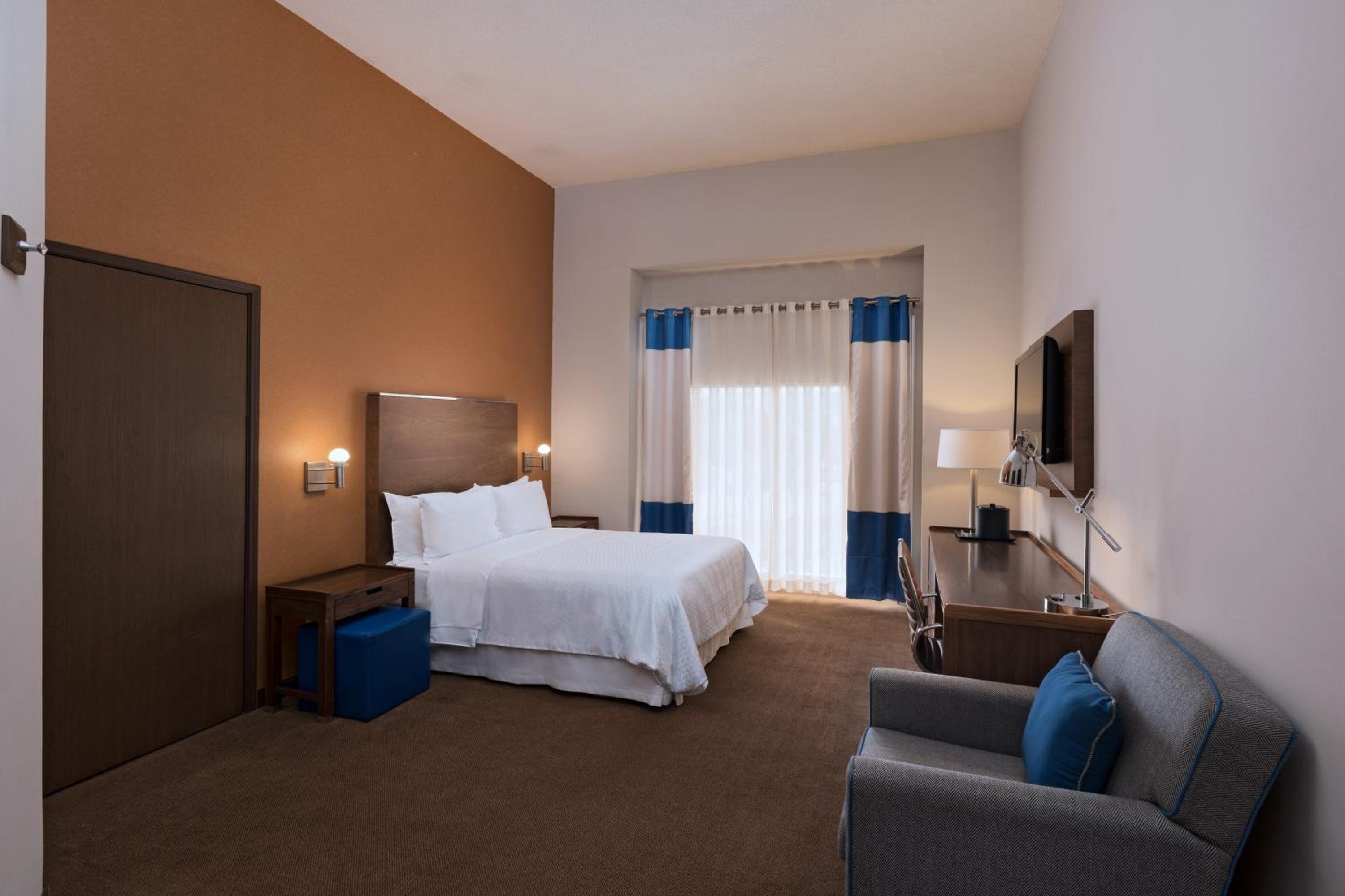 Accessible, Guest room, 1 Queen(s) - Photo 1