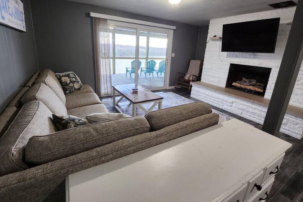 Five-Bedroom House photo 1