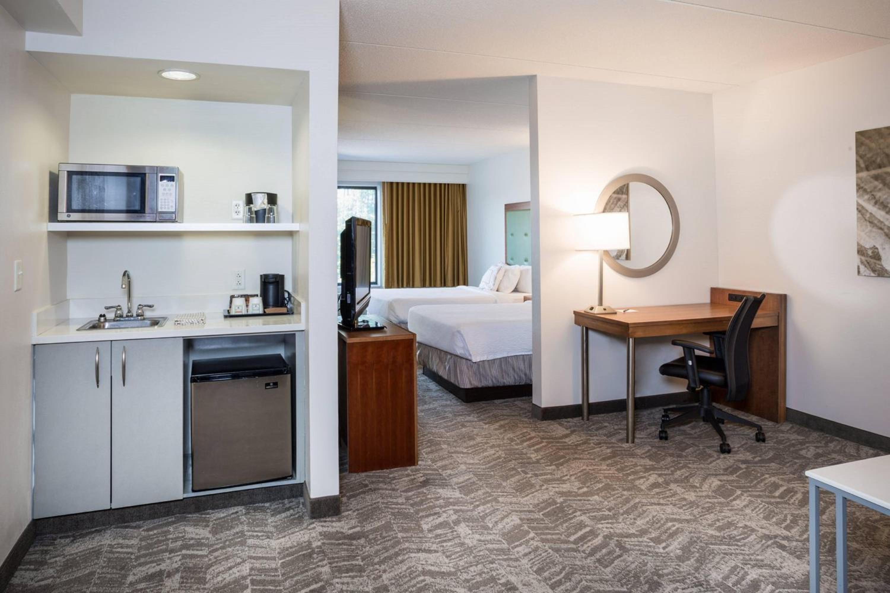 One-Bedroom Queen Suite with Two Queen Beds
