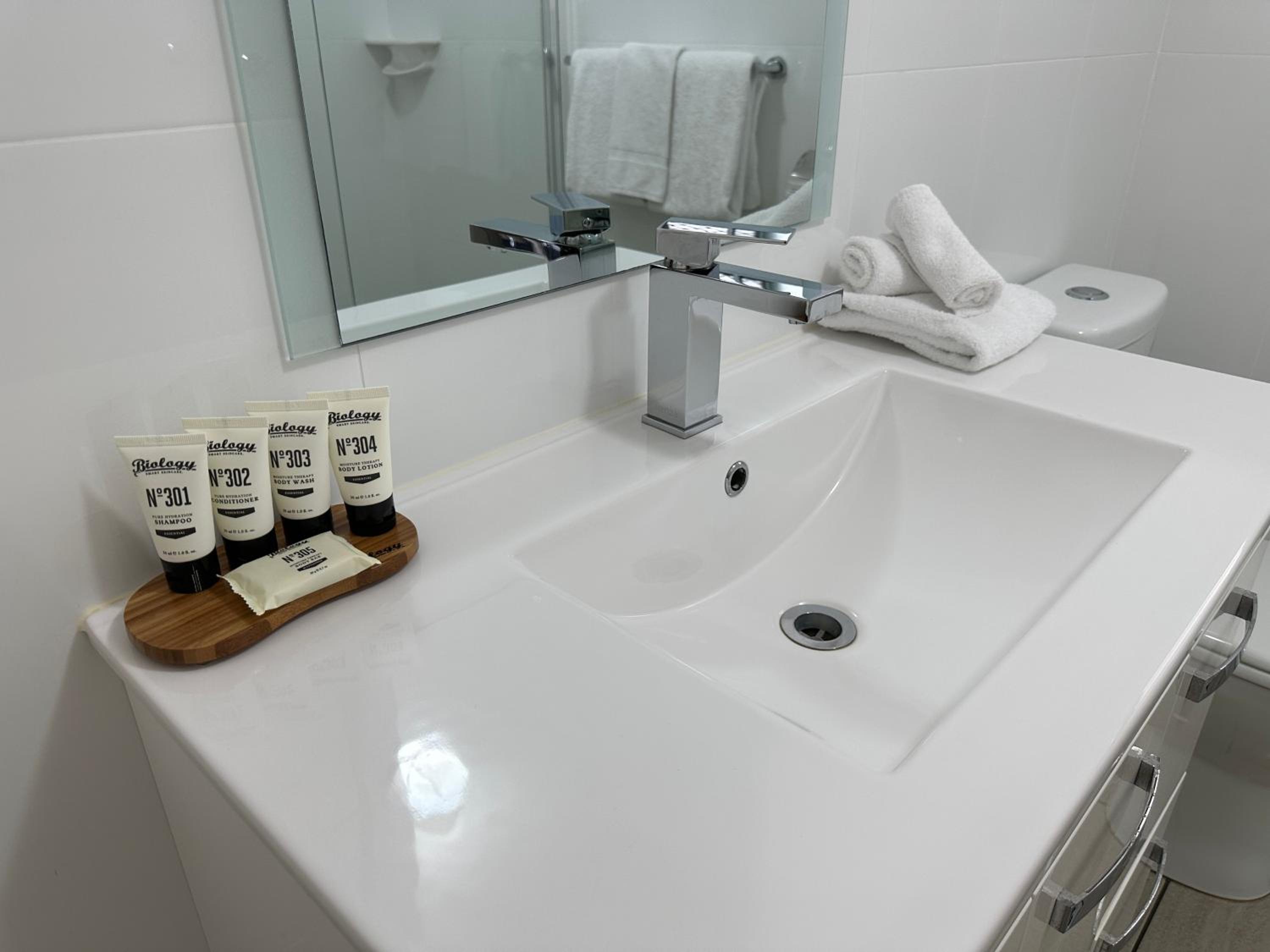 Double or Twin Room - Photo 5