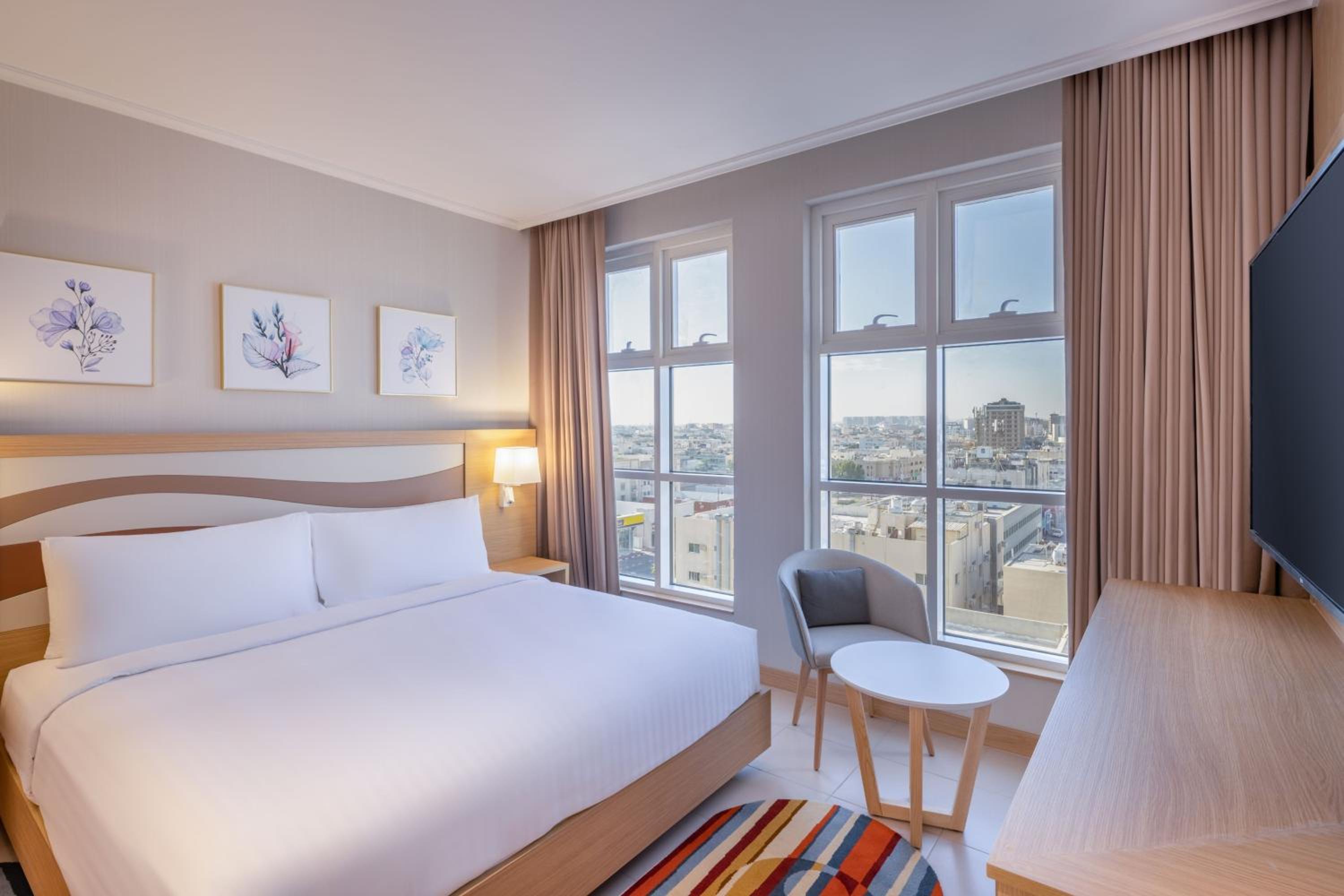 Two-Bedroom Suite with City View - Photo 3