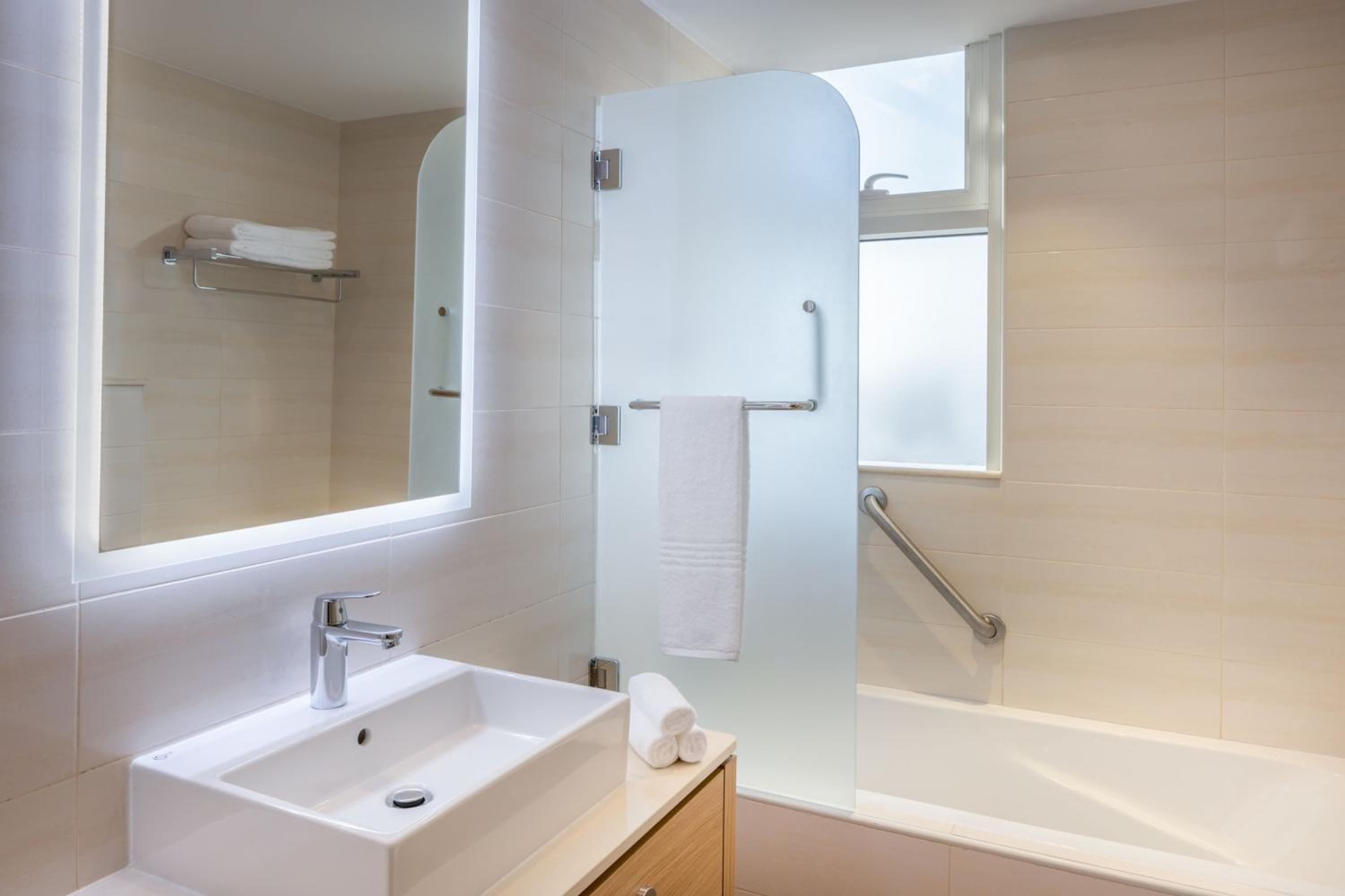 Two-Bedroom Suite with City View - Photo 4