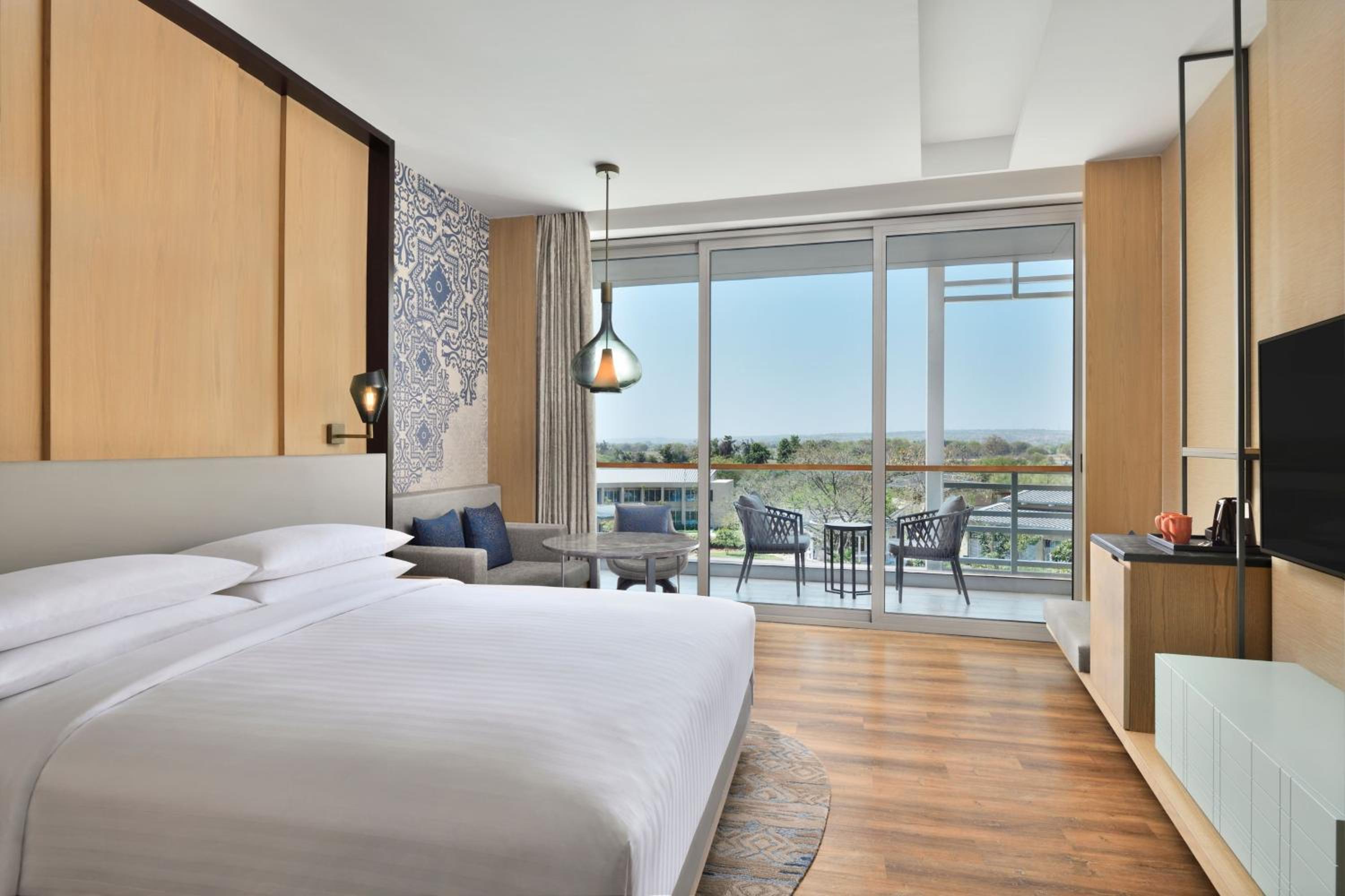 Deluxe Guest room, King, Pool view, Balcony