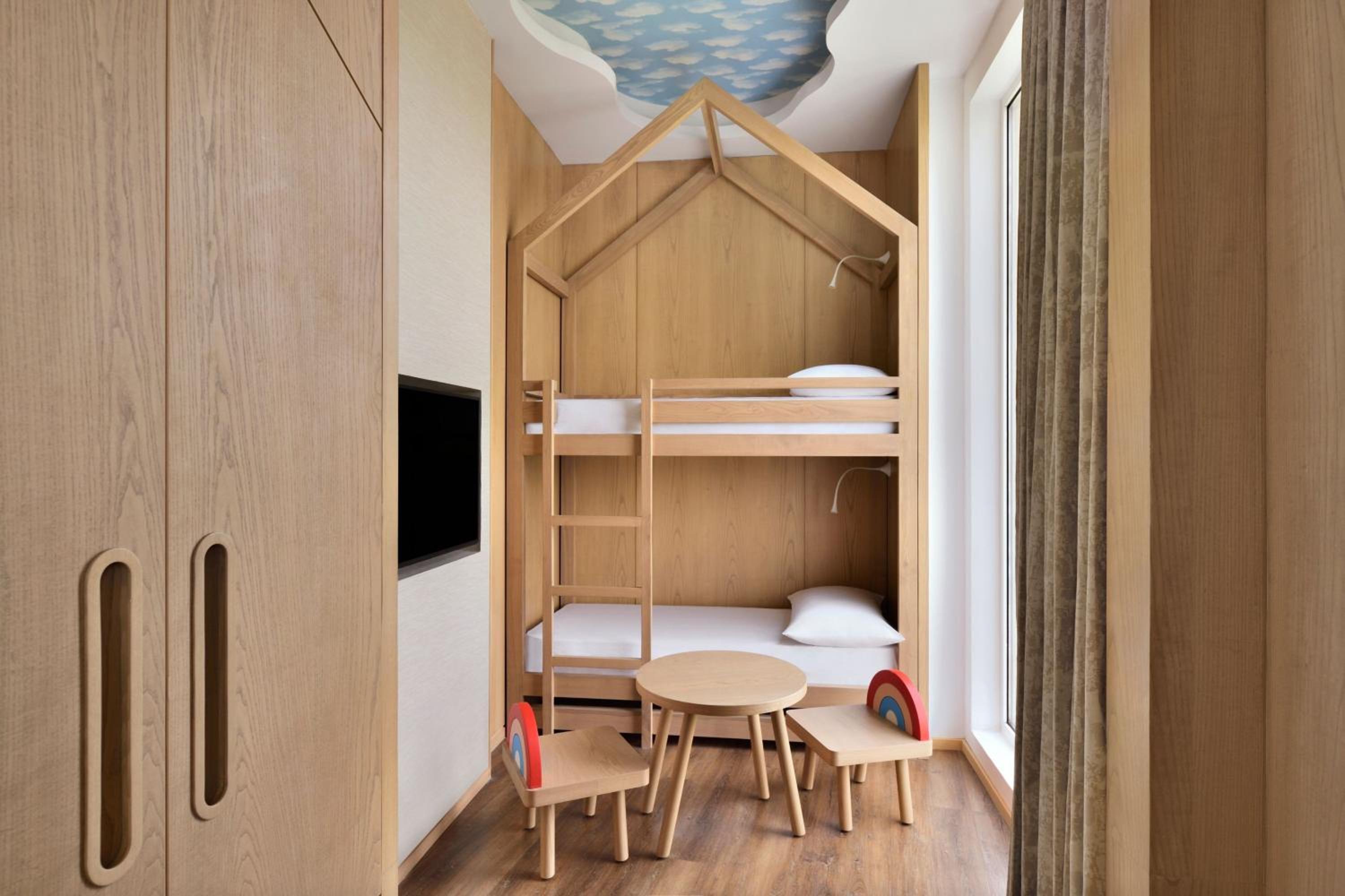 Family Studio Suite with Mountain View