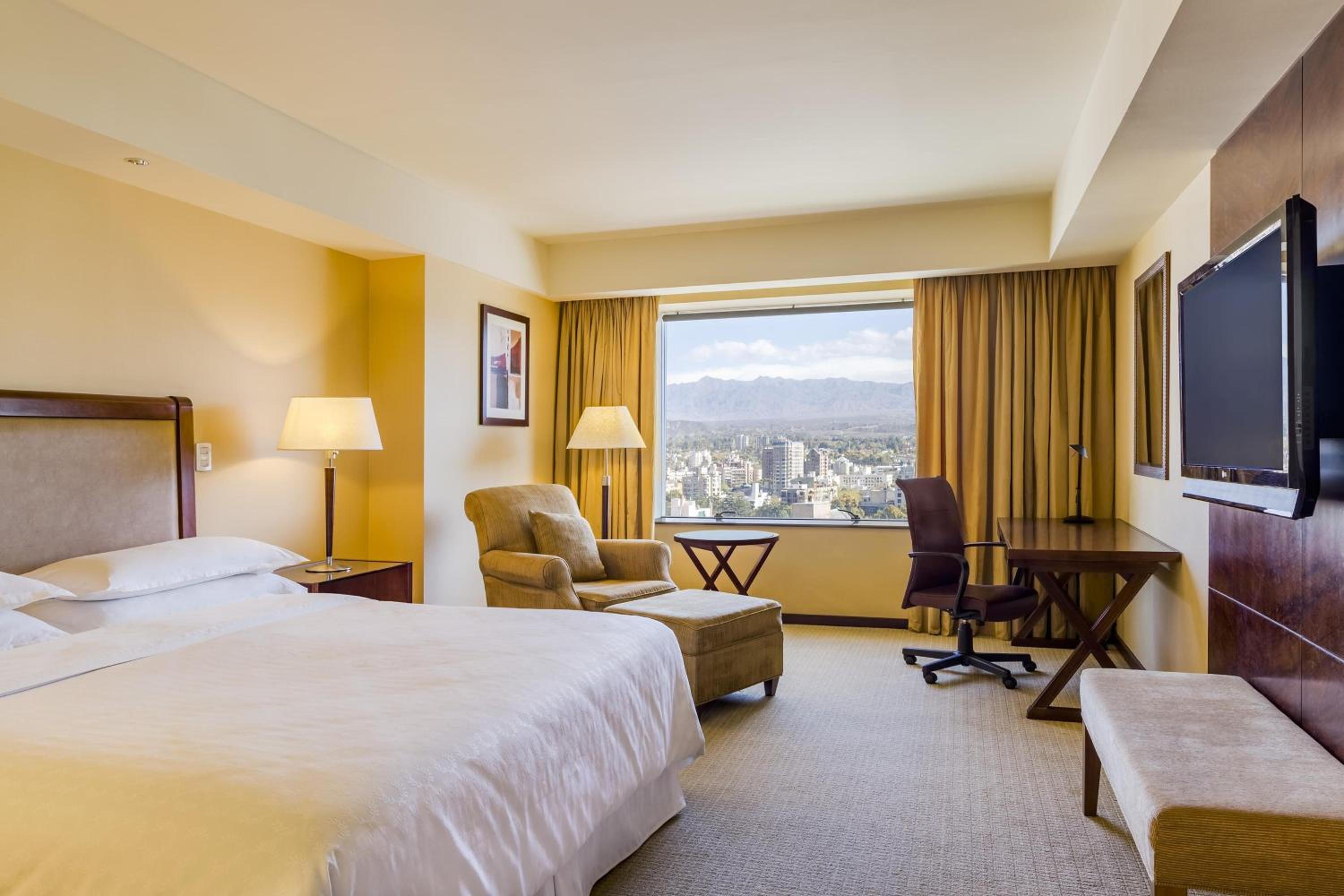 Club Suite, 1 King Bed (Gobernador)