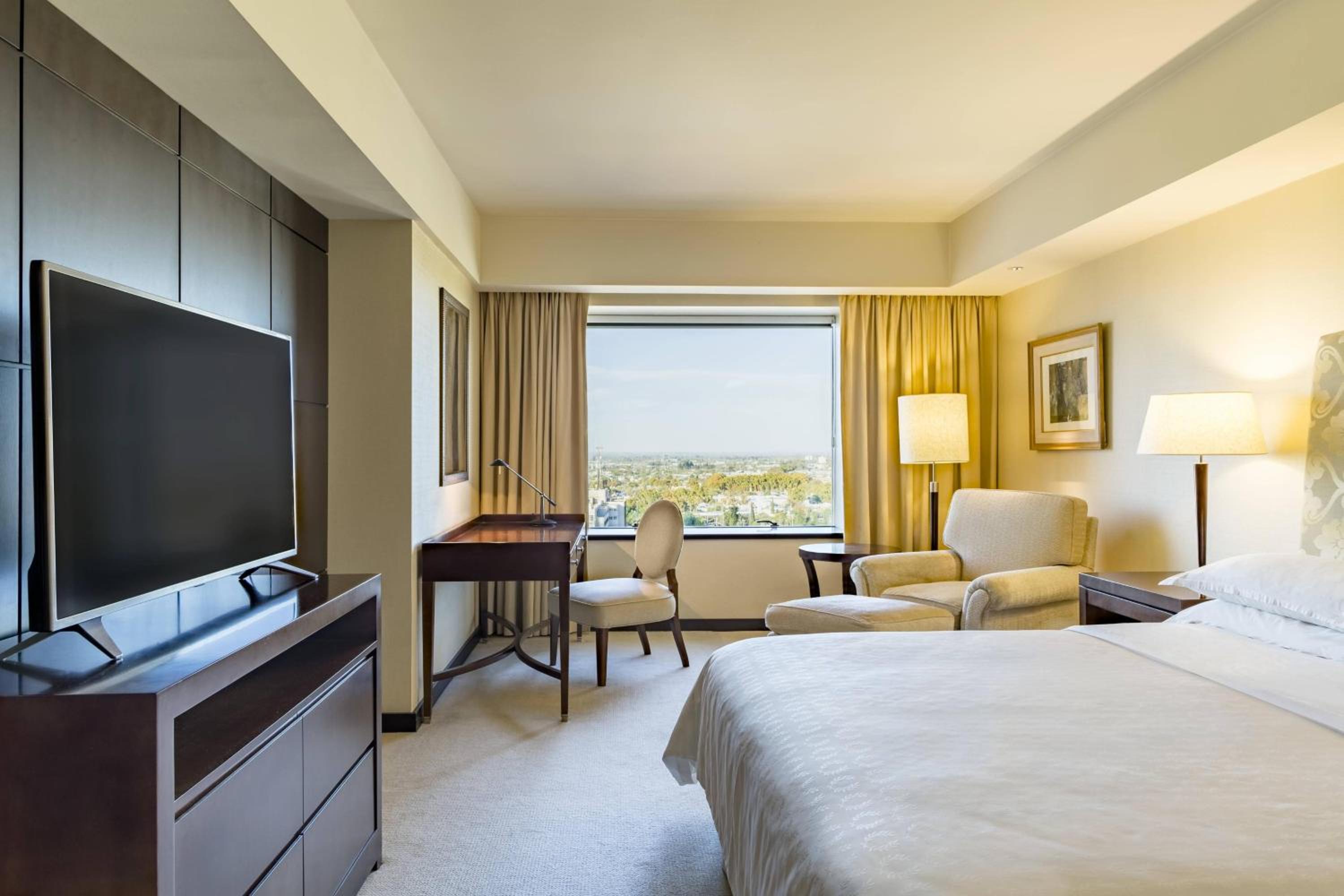 Governor Suite, Club lounge access, Suite, 1 King, City view